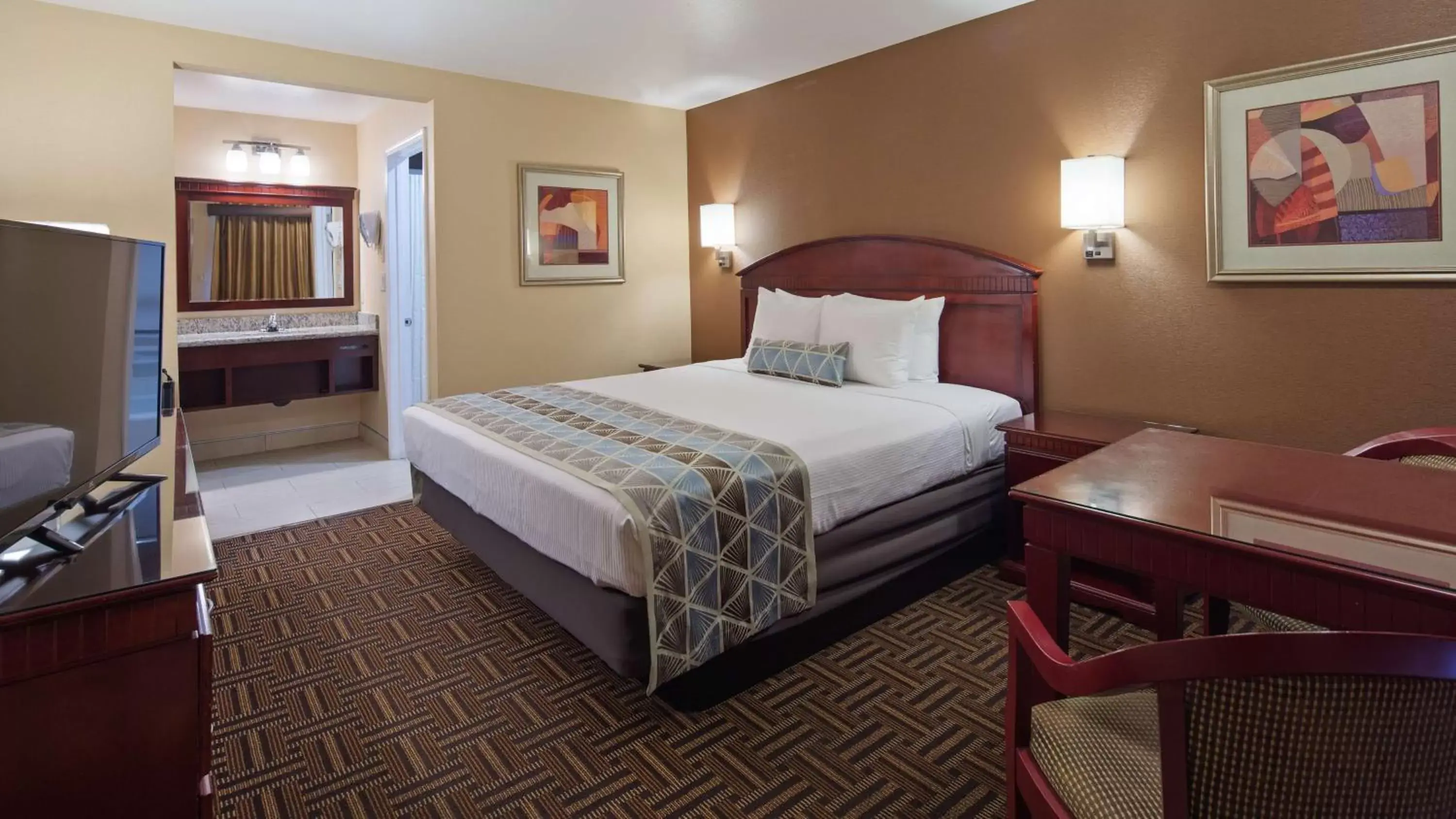 Photo of the whole room, Bed in Best Western Pasadena Inn