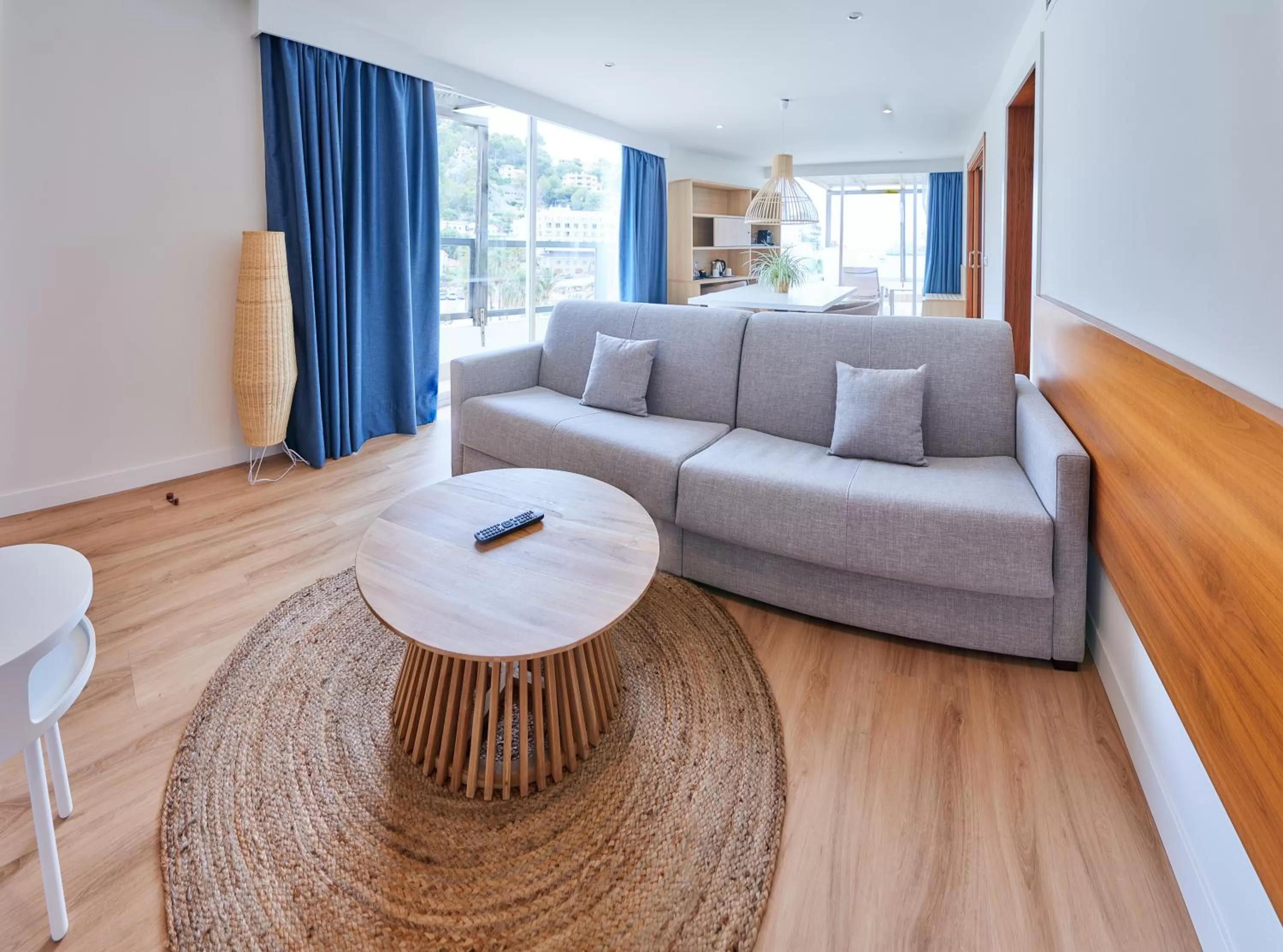 Photo of the whole room in Los Geranios