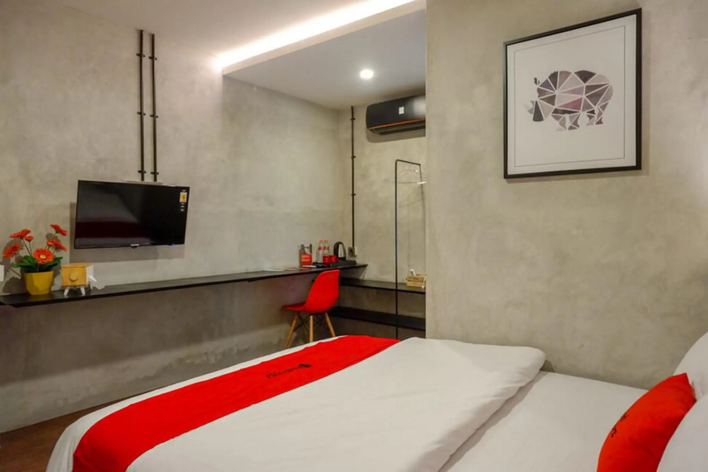 Bed in RedDoorz Plus near Kawasan Sam Poo Kong Semarang