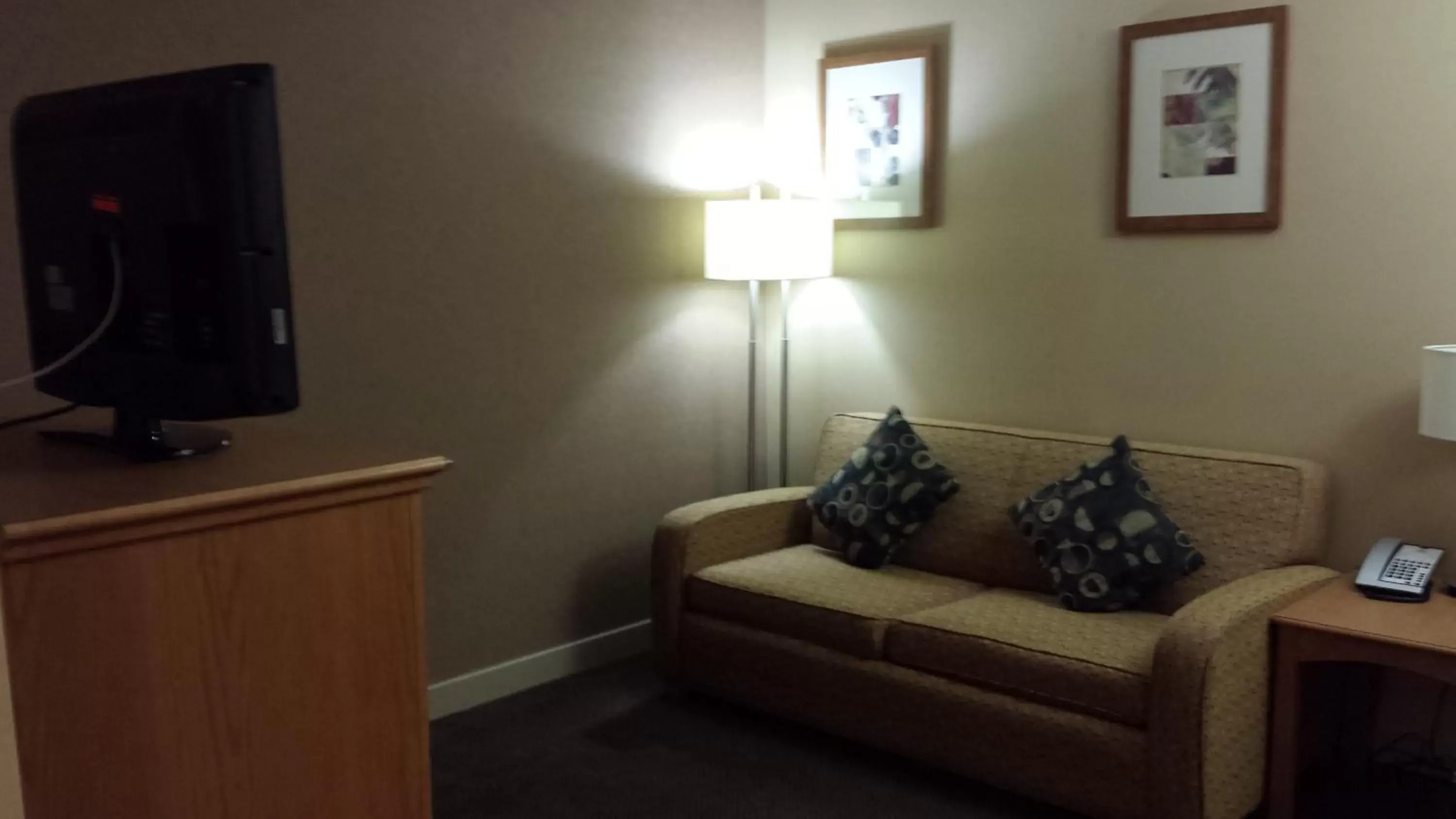 Living room, Seating Area in Days Inn & Suites by Wyndham West Edmonton