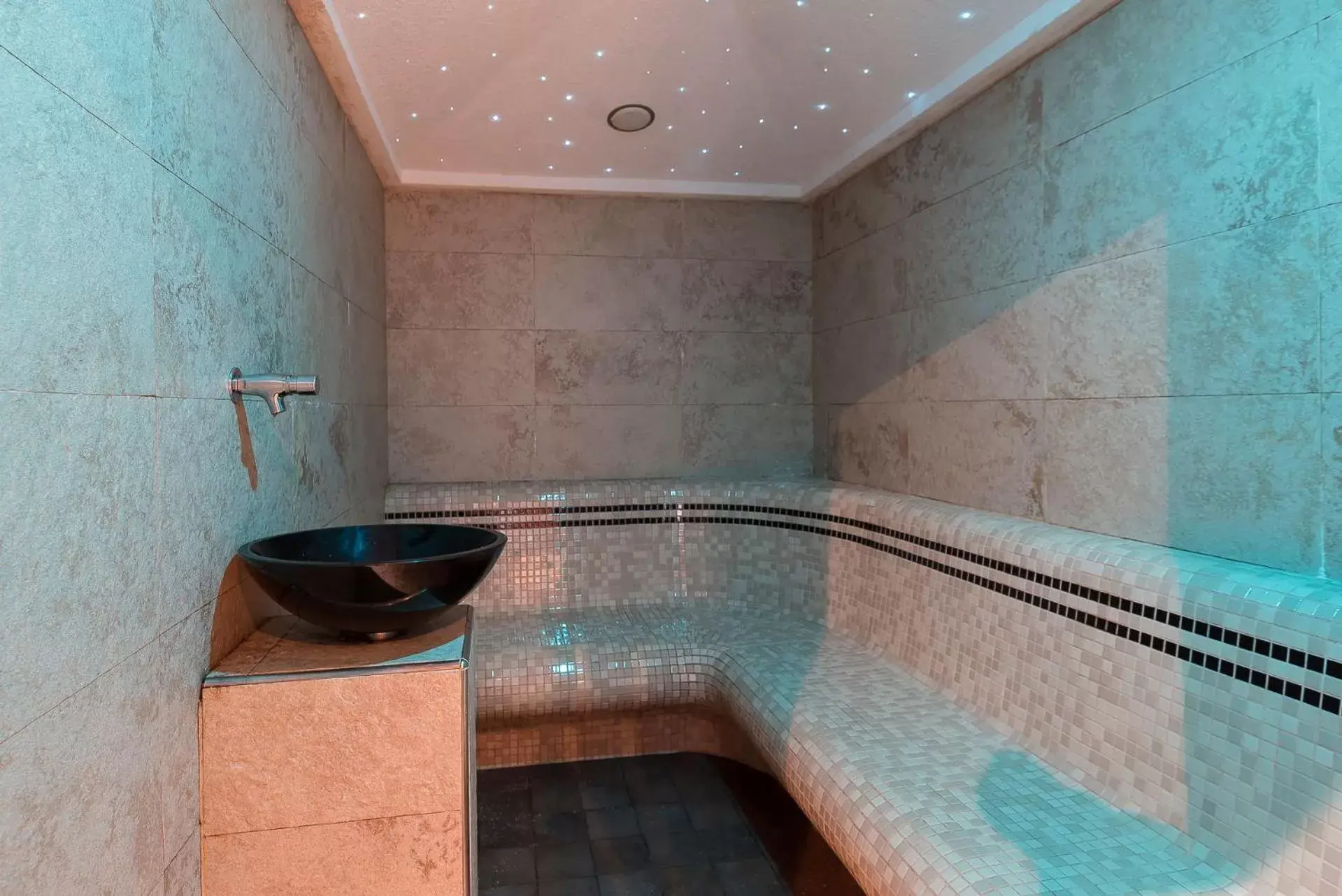 Steam room, Bathroom in Sovrana Hotel & SPA