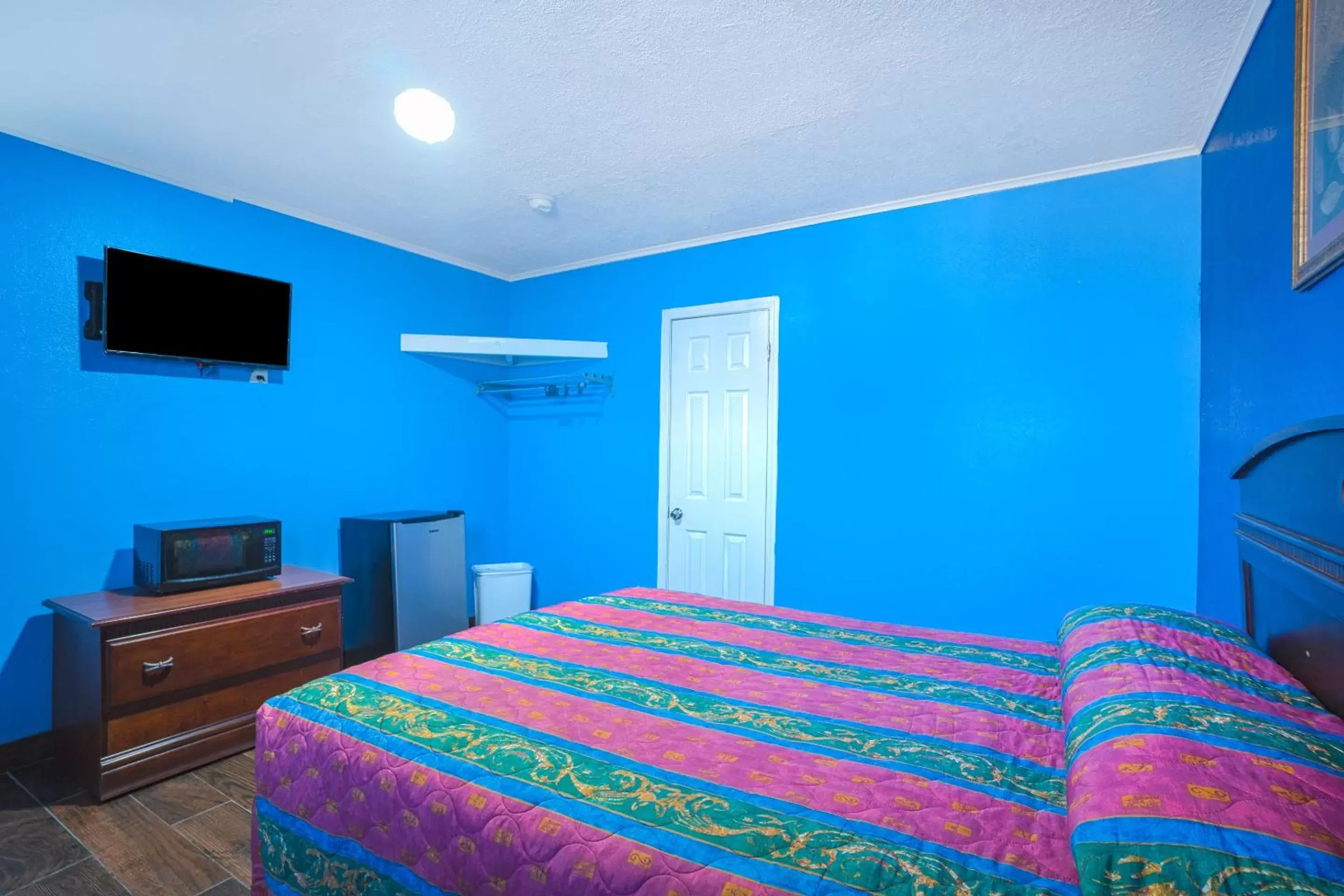 Bedroom, Bed in Monterrey Motel Padre Island, Corpus Christi BY OYO