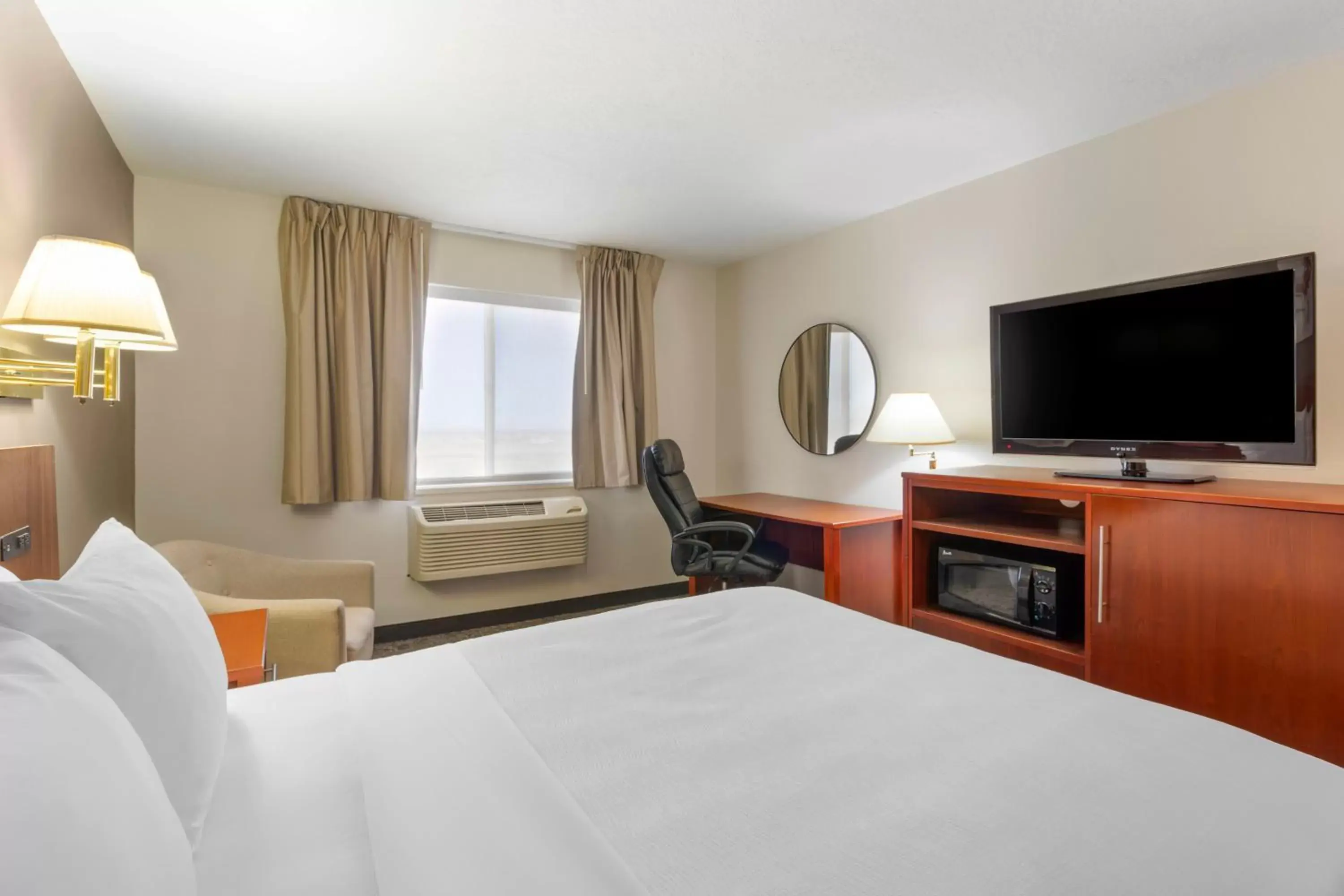 Queen Room with Roll-in-Shower - Accessible/Non-Smoking in Quality Inn & Suites Fillmore I-15