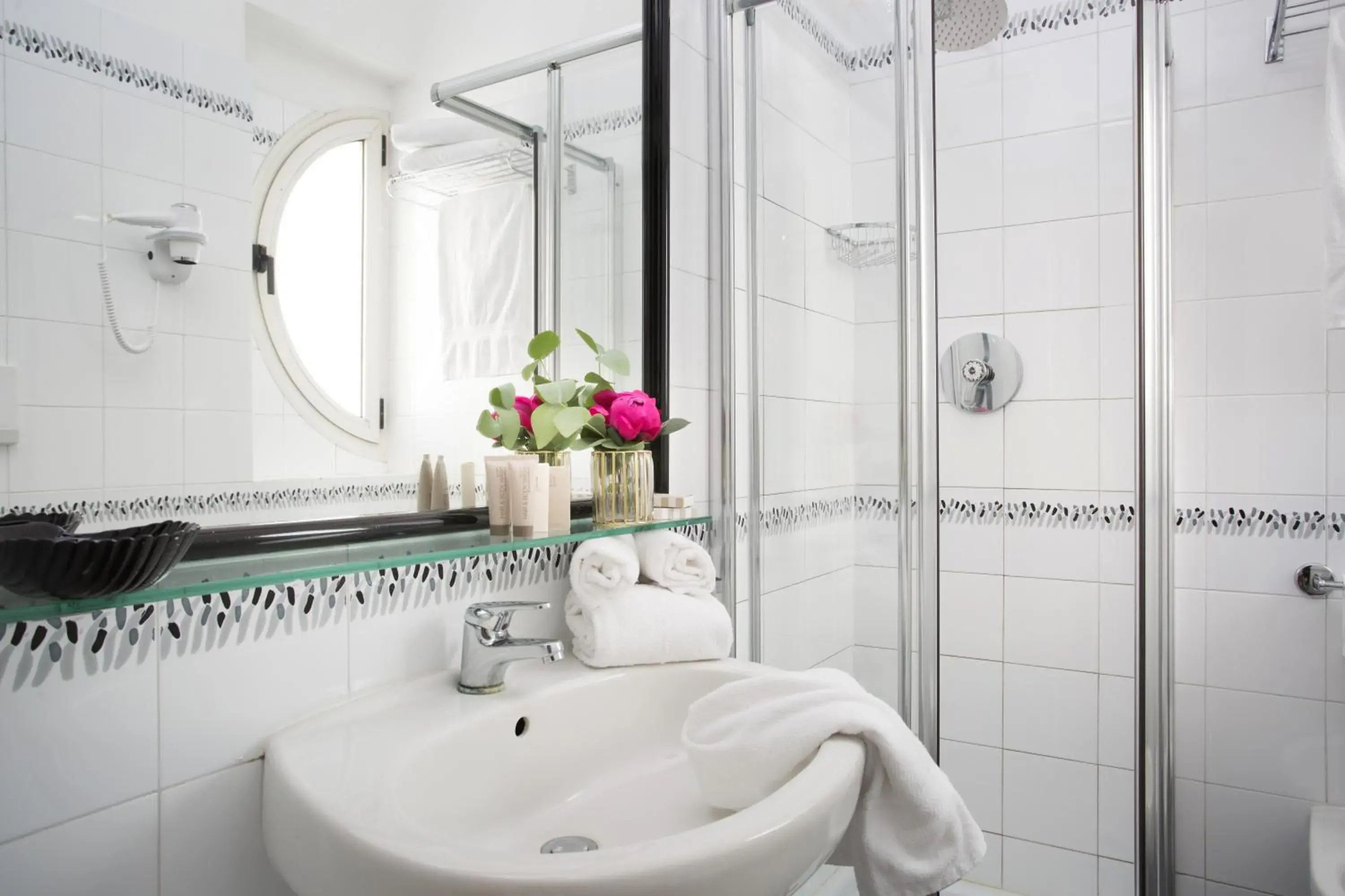 Shower, Bathroom in Hotel Continental