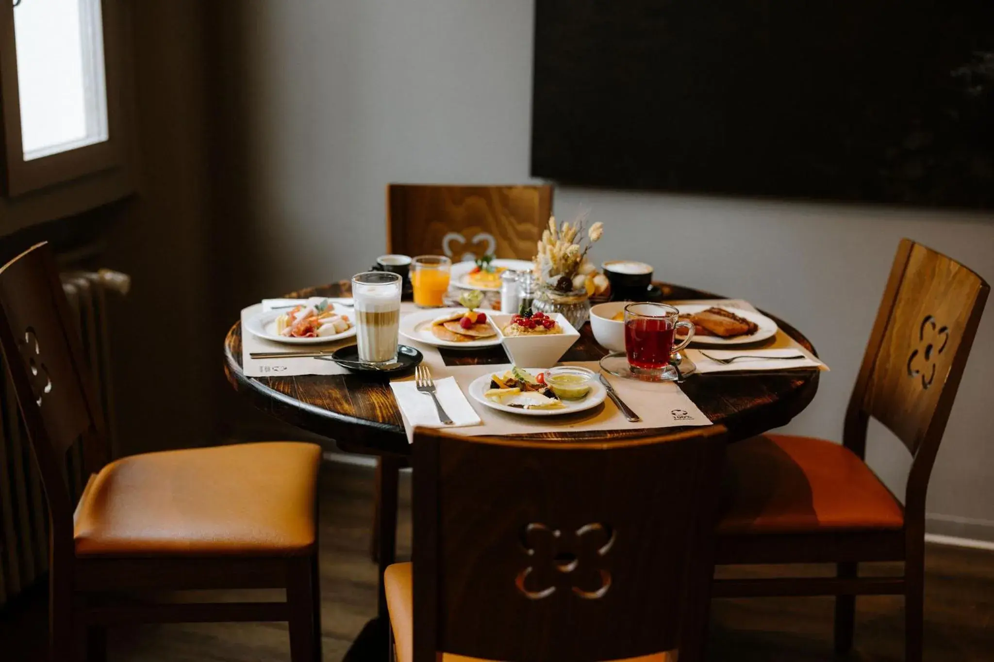 Breakfast, Restaurant/Places to Eat in Hotel Perren Superior