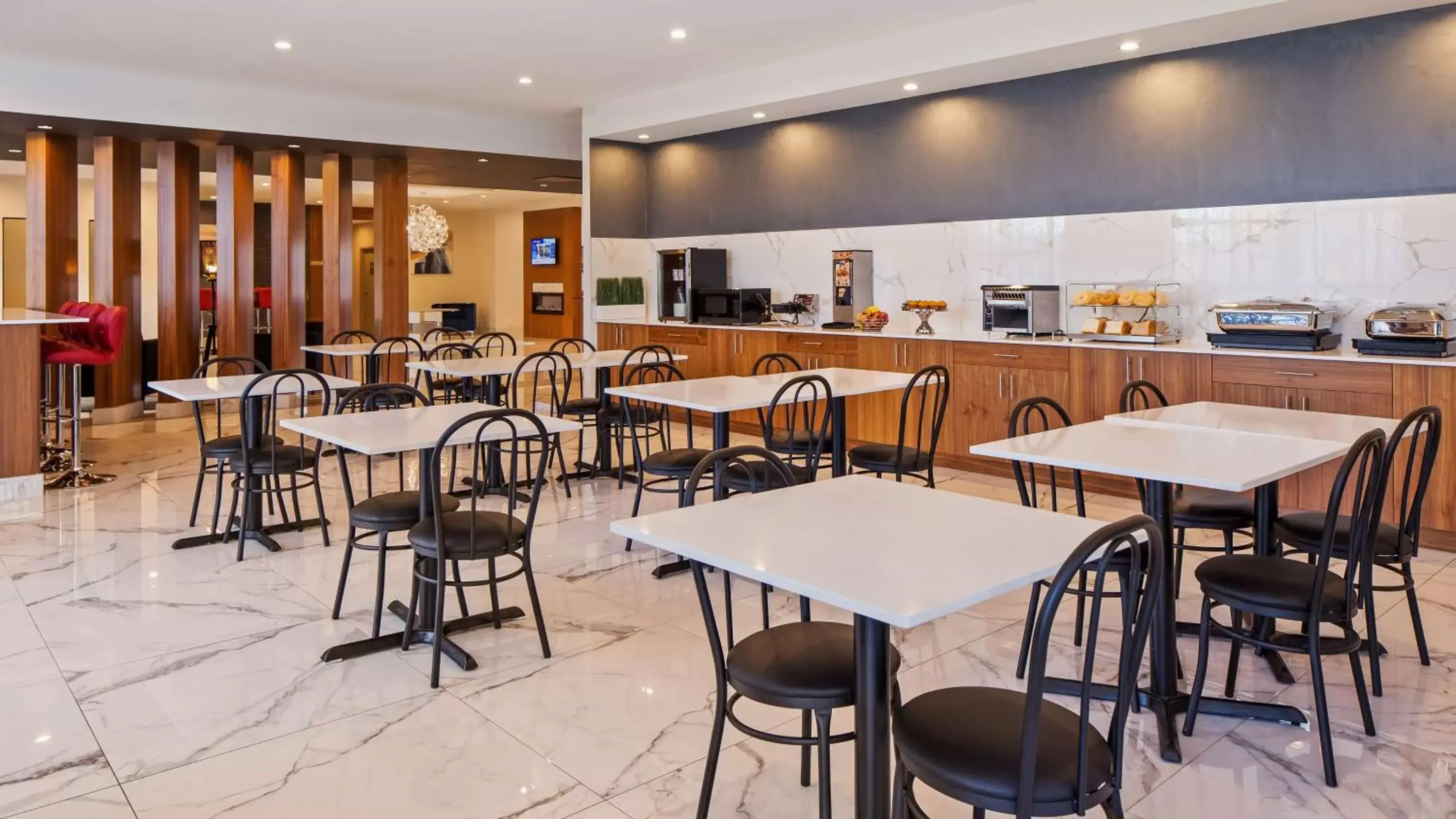 Restaurant/Places to Eat in Best Western Plus Montreal East