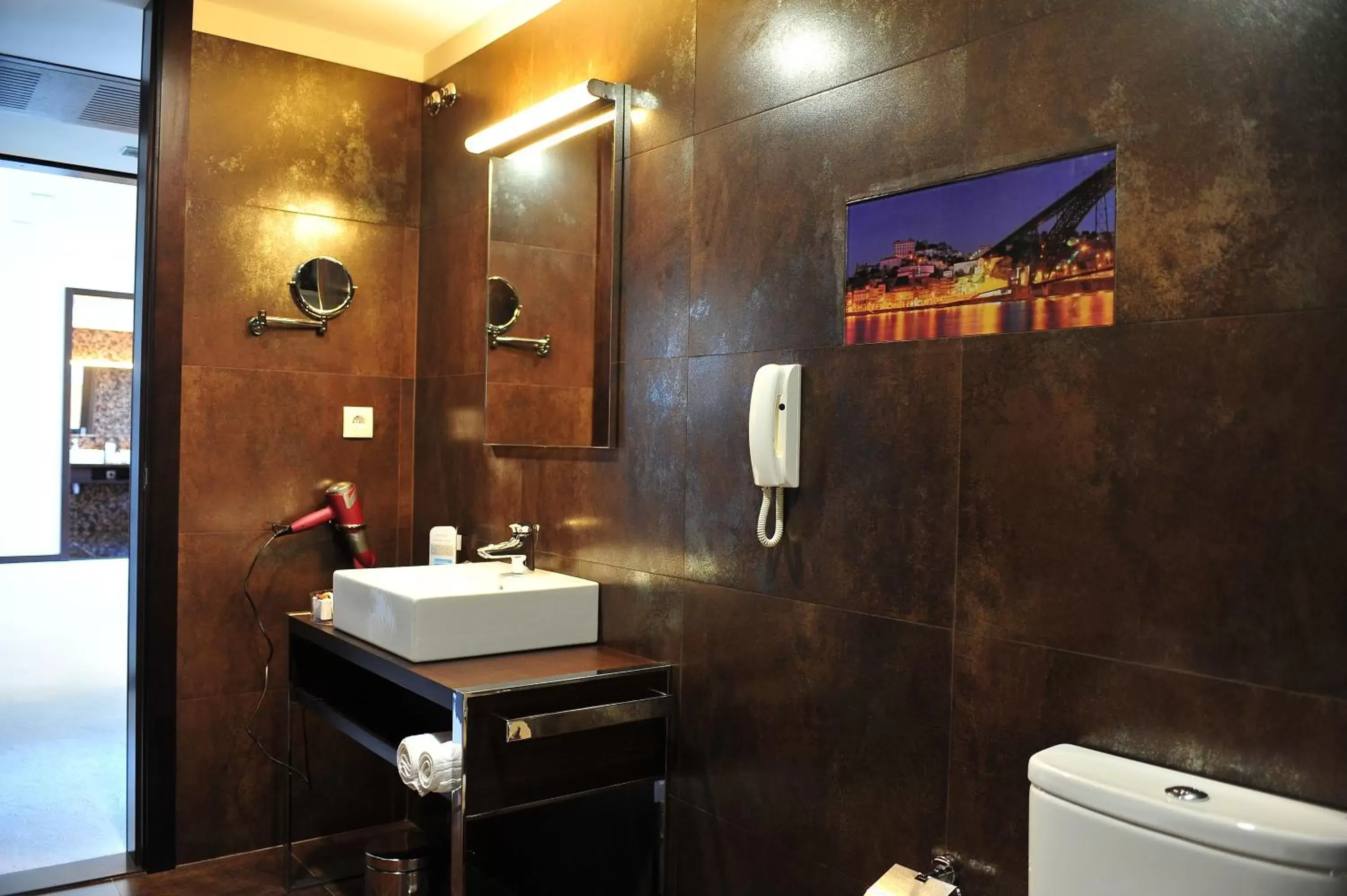 Bathroom in Axis Porto Business & Spa Hotel