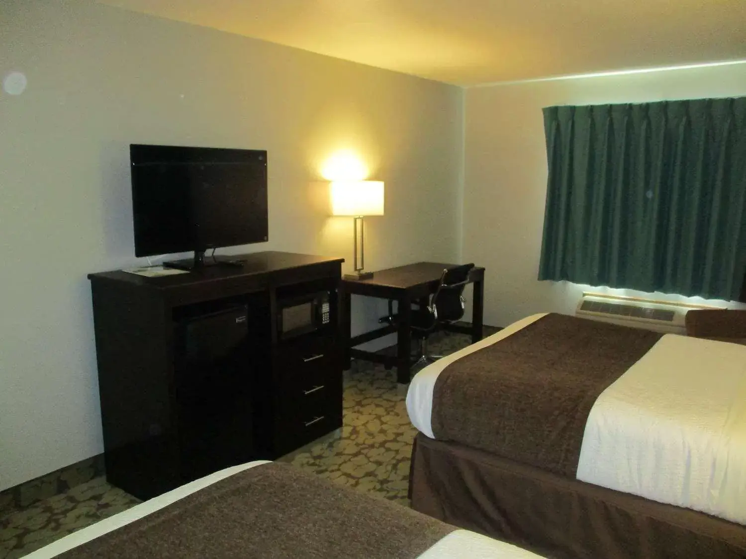 Bed, TV/Entertainment Center in SureStay Plus Hotel by Best Western Bettendorf