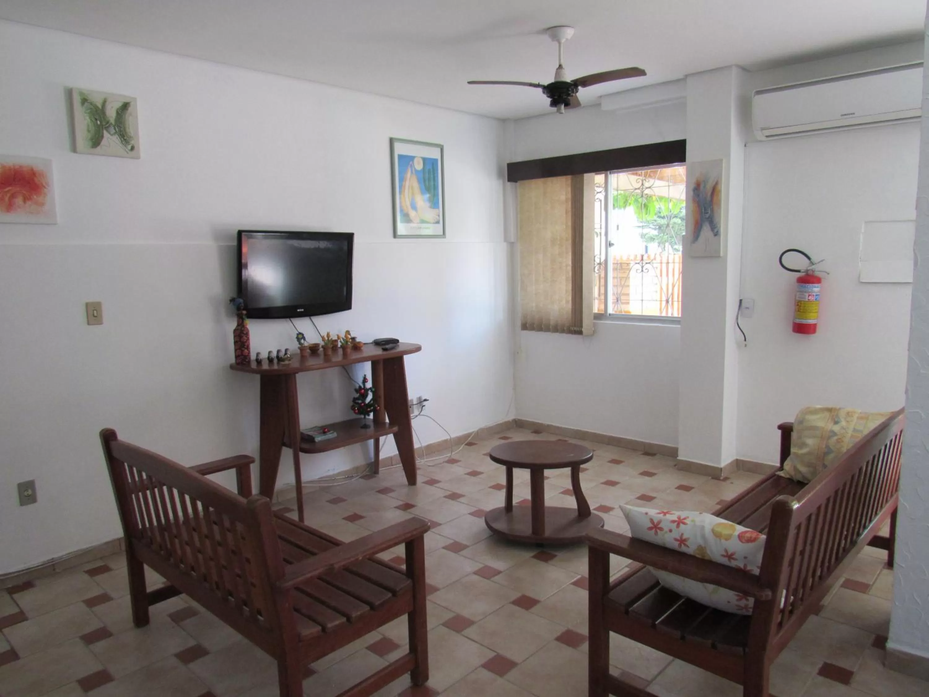 Communal lounge/ TV room in Pousada Recanto da Barra