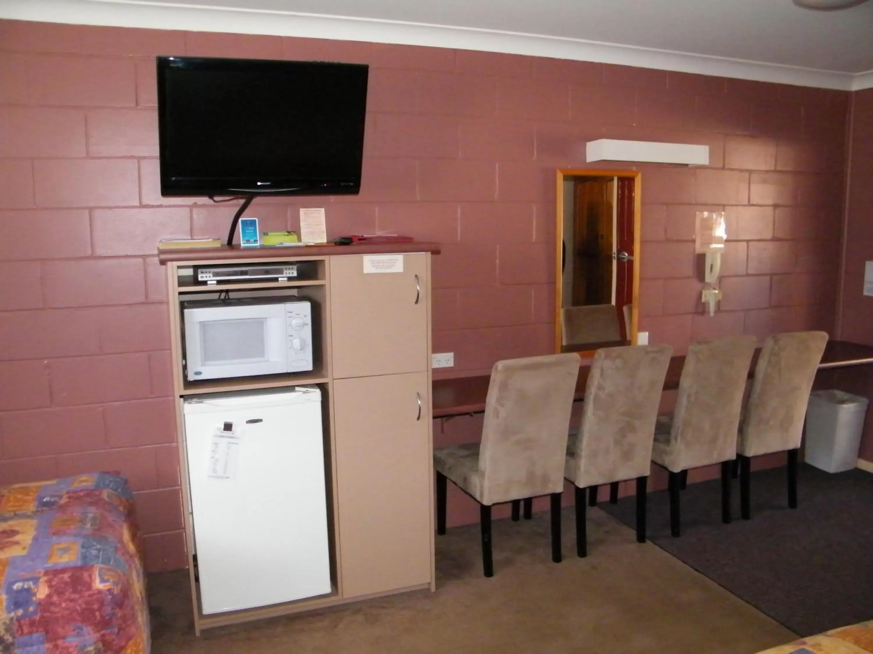 TV and multimedia, TV/Entertainment Center in Clansman Motel