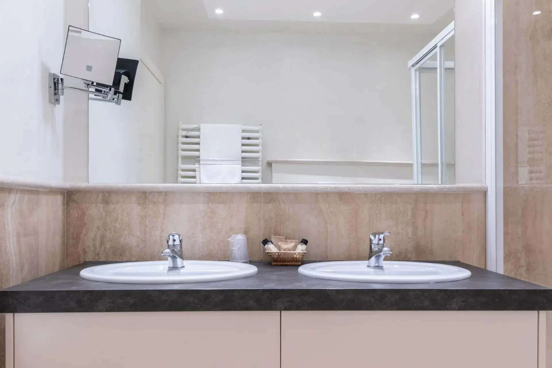 Bathroom in Hotel Baia D'Oro