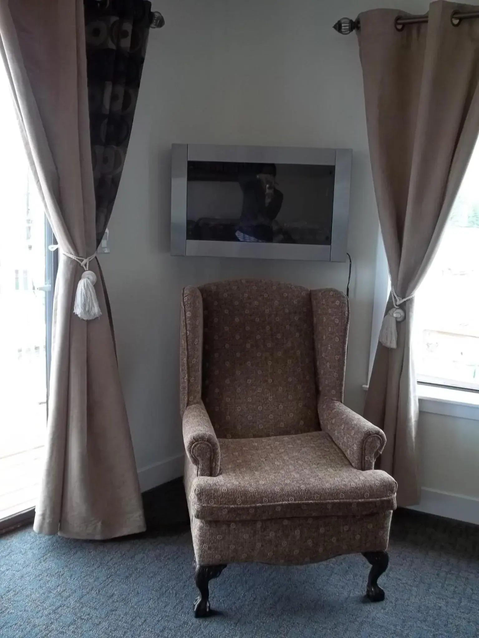 Seating Area in Bayshore Waterfront Inn