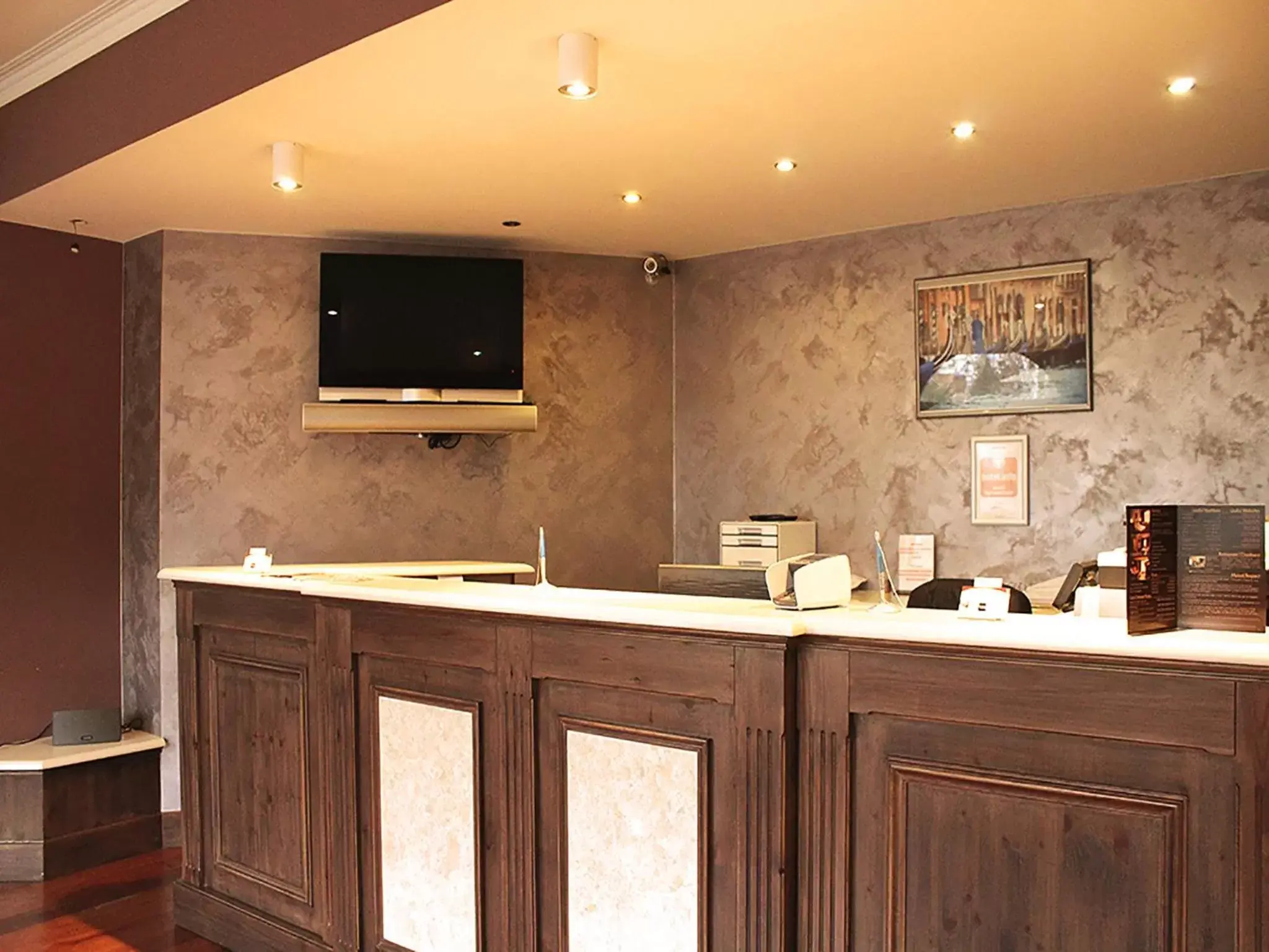 Lobby or reception, Kitchen/Kitchenette in Hotel Taormina Brussels Airport