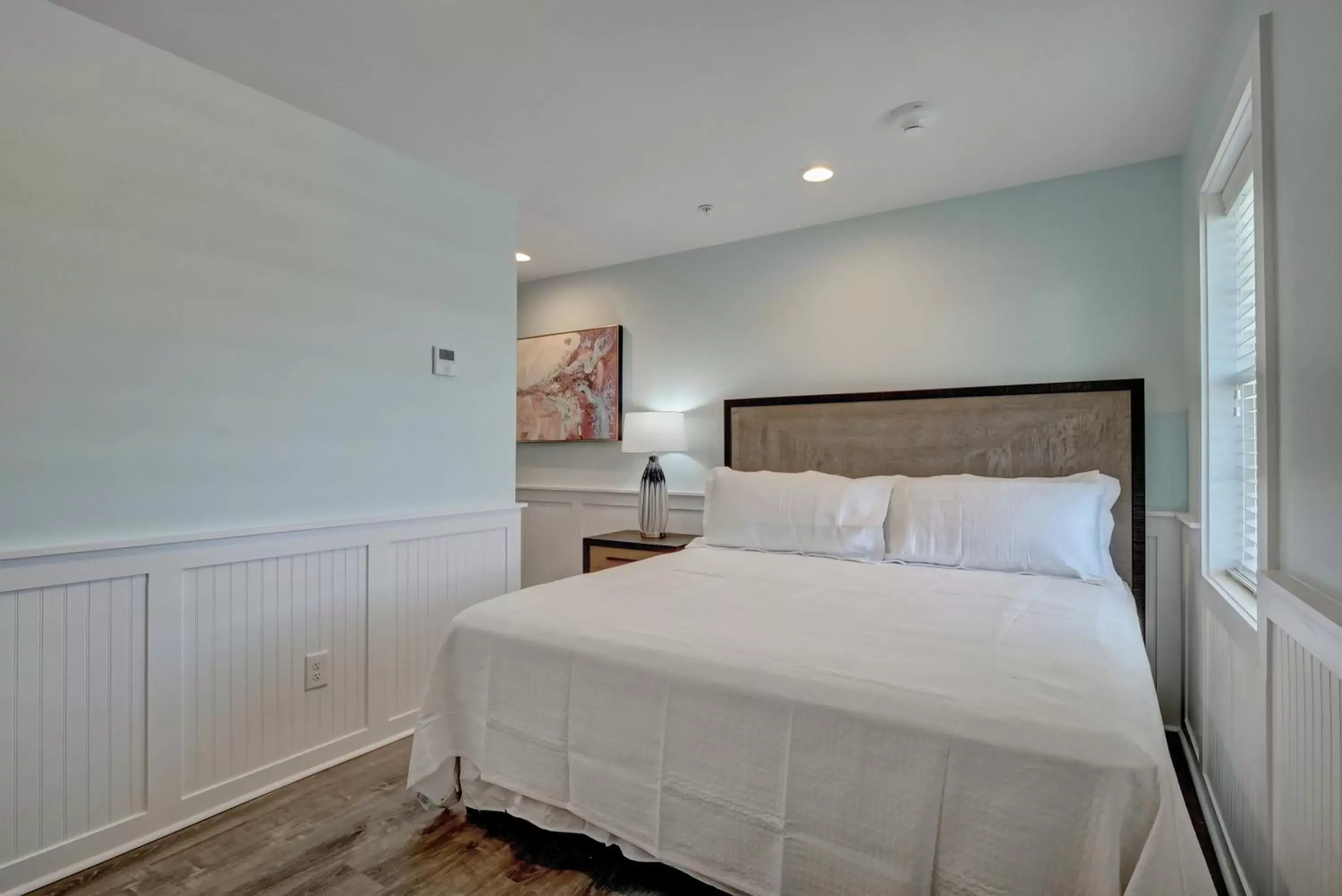 Property building, Bed in Loggerhead Inn and Suites by Carolina Retreats