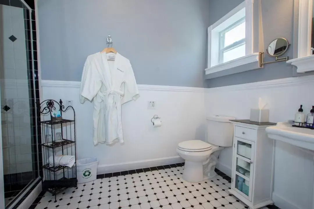 Bathroom in ForFriends Inn Wine Country Bed and Breakfast