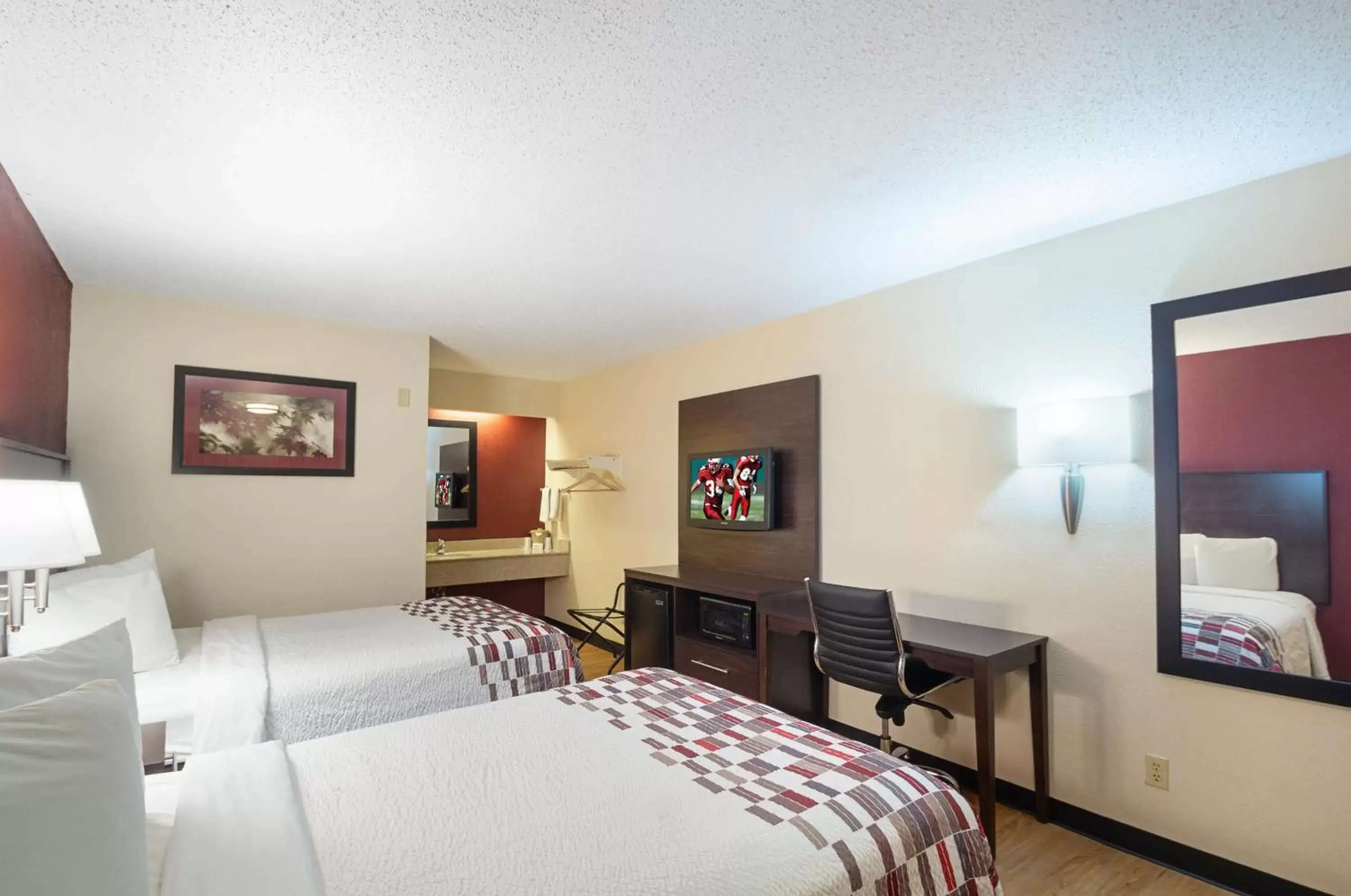 Photo of the whole room, Bed in Red Roof Inn Cincinnati East - Beechmont