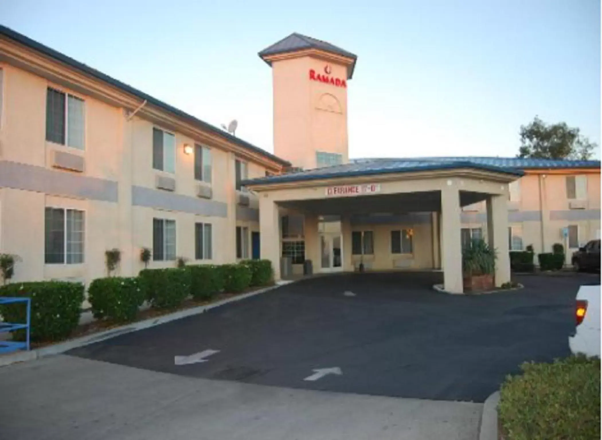 Property building in Ramada by Wyndham Williams Property building in Ramada by Wyndham Williams