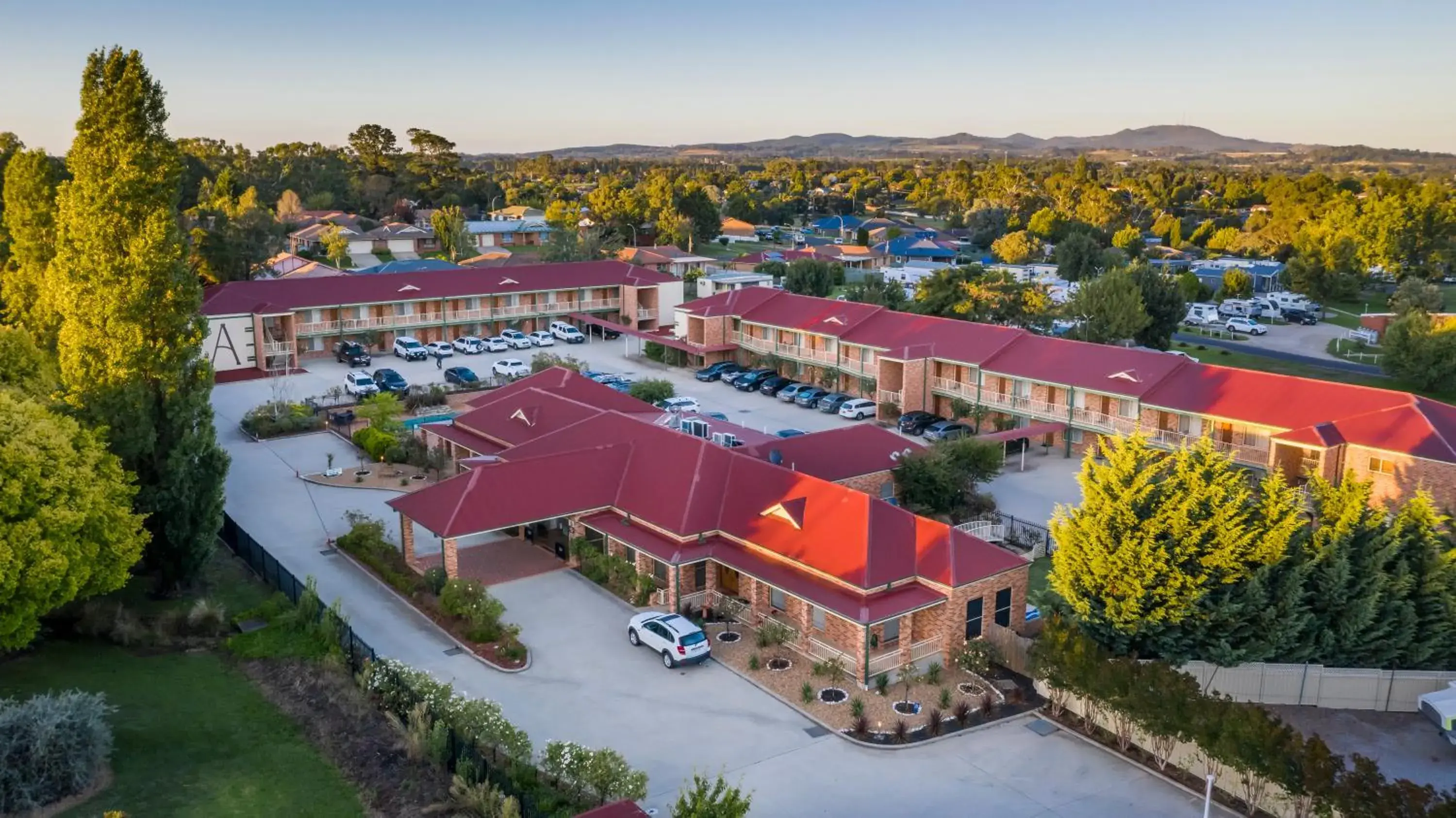 Property building in Best Western Plus Ambassador Orange Property building in Best Western Plus Ambassador Orange