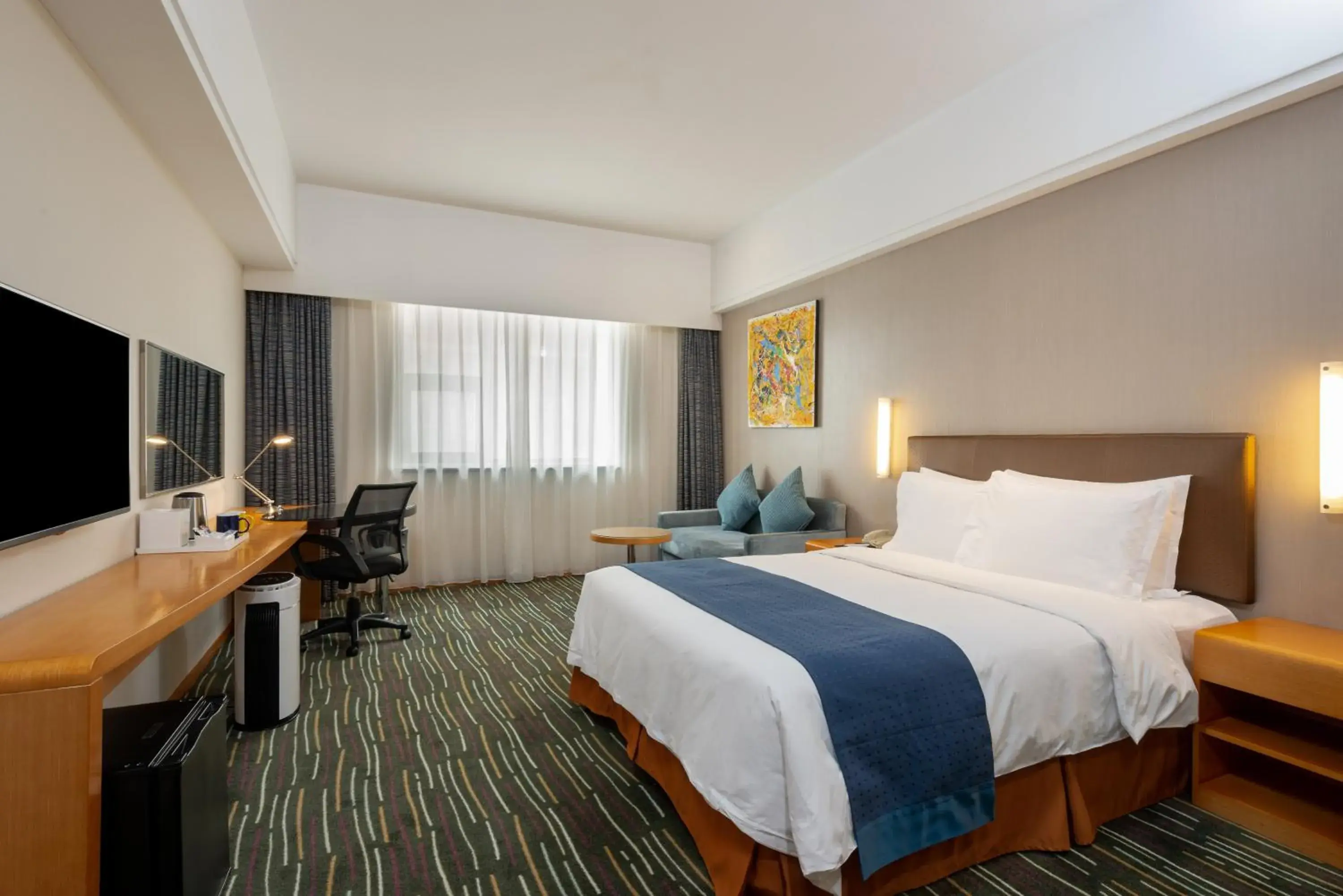 Photo of the whole room, Bed in Holiday Inn Express Shanghai New Jinqiao, an IHG Hotel