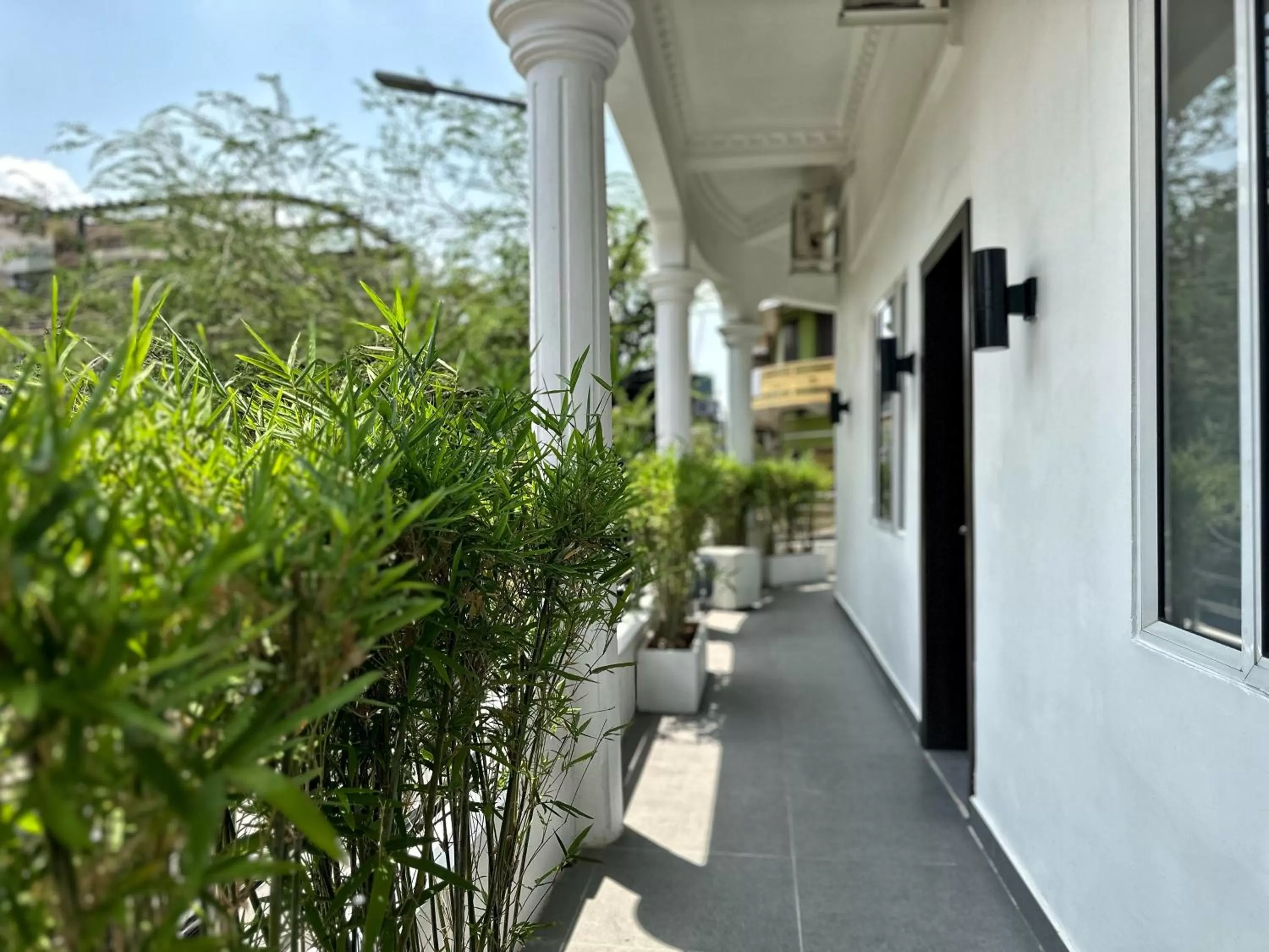 Garden in Sun Chakra Boutique Hotel - 50m to Museum & Royal Palace & Walking street