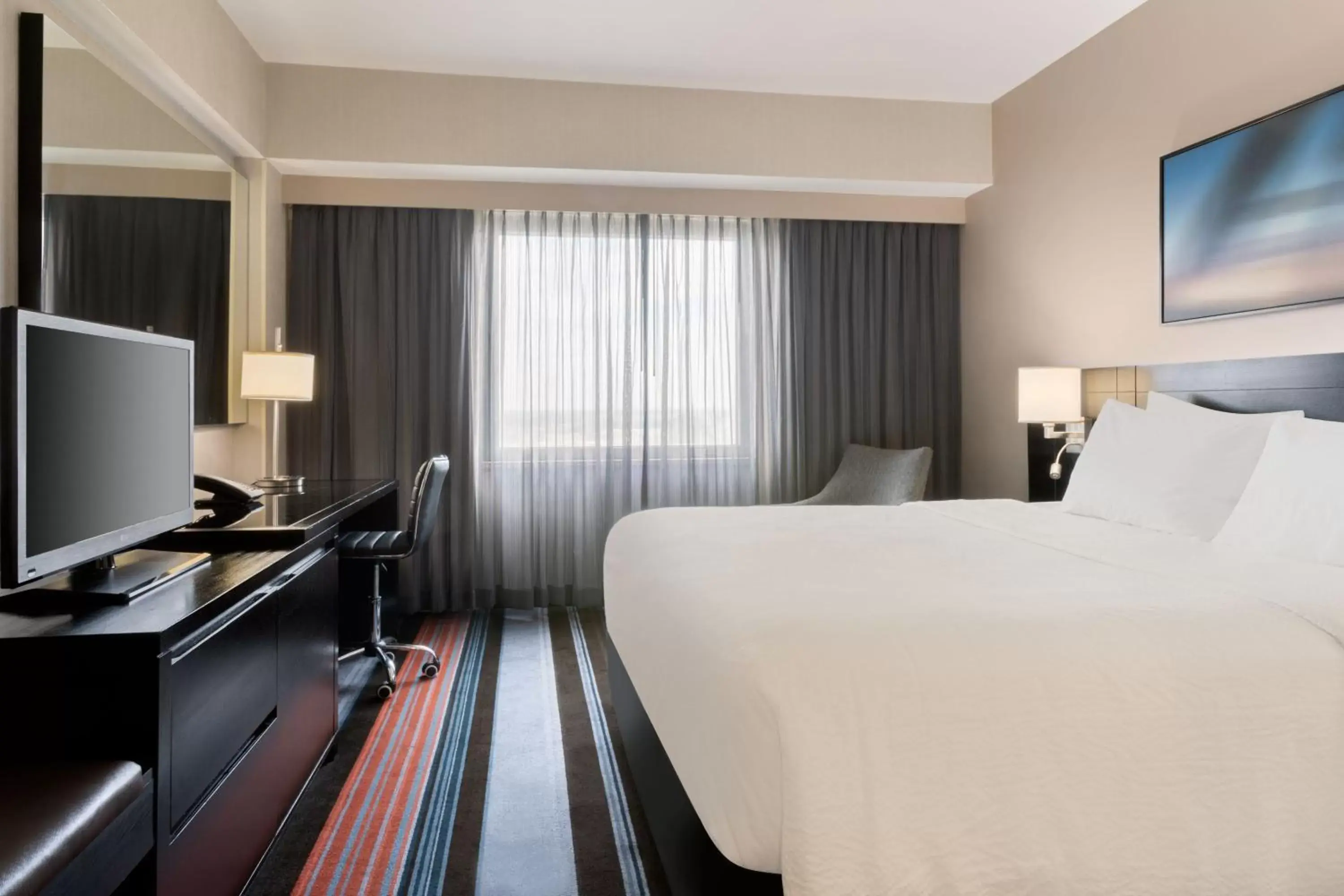 Photo of the whole room, Bed in Courtyard by Marriott New York JFK Airport