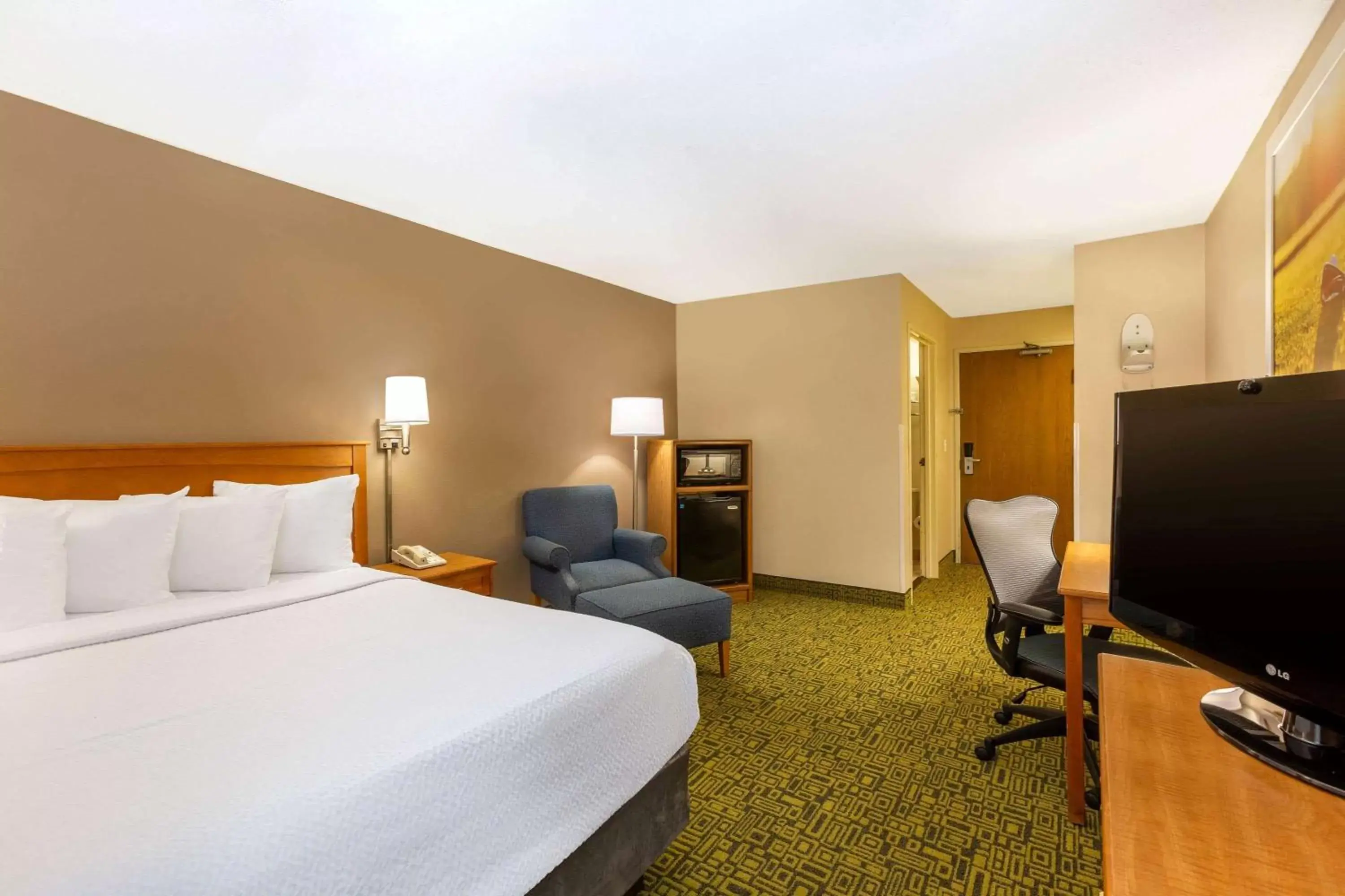 Photo of the whole room, Bed in Days Inn & Suites by Wyndham Madison