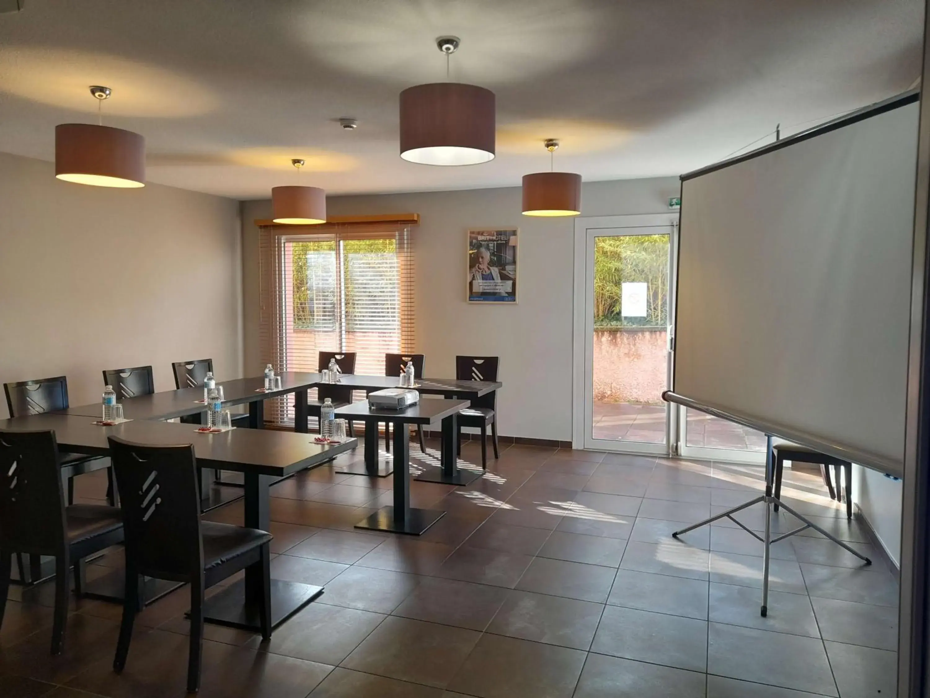 Meeting/conference room, Restaurant/Places to Eat in Brit Hotel Confort Montauban