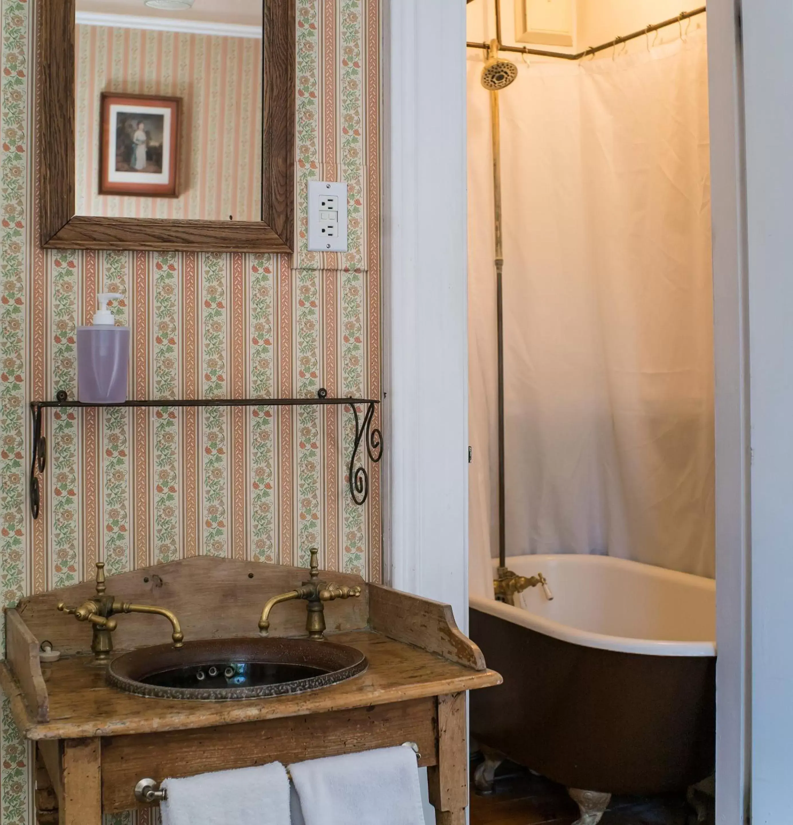 Bathroom in The Mulberry Inn -An Historic Bed and Breakfast