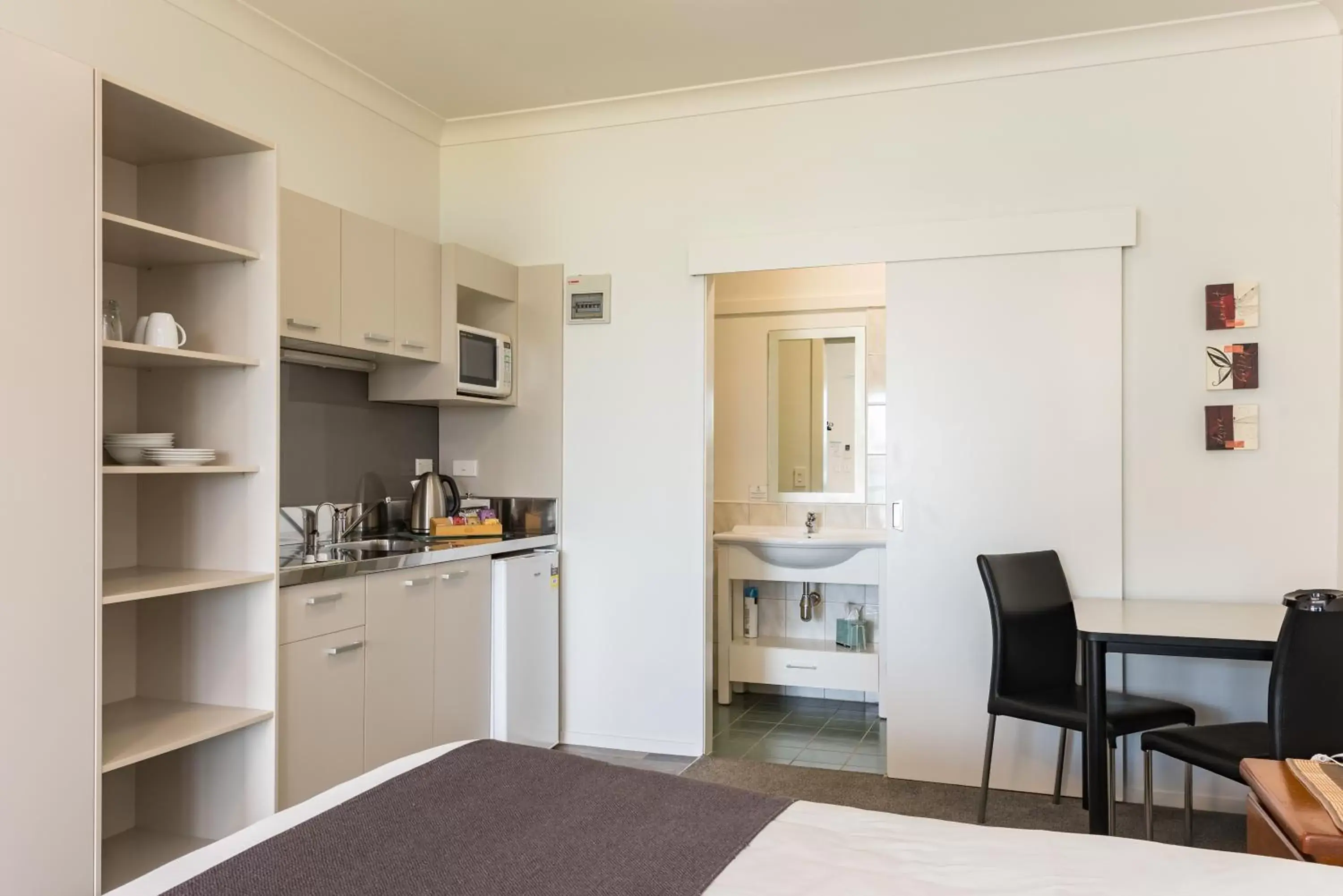 Photo of the whole room, Kitchen/Kitchenette in Anchorage Motel