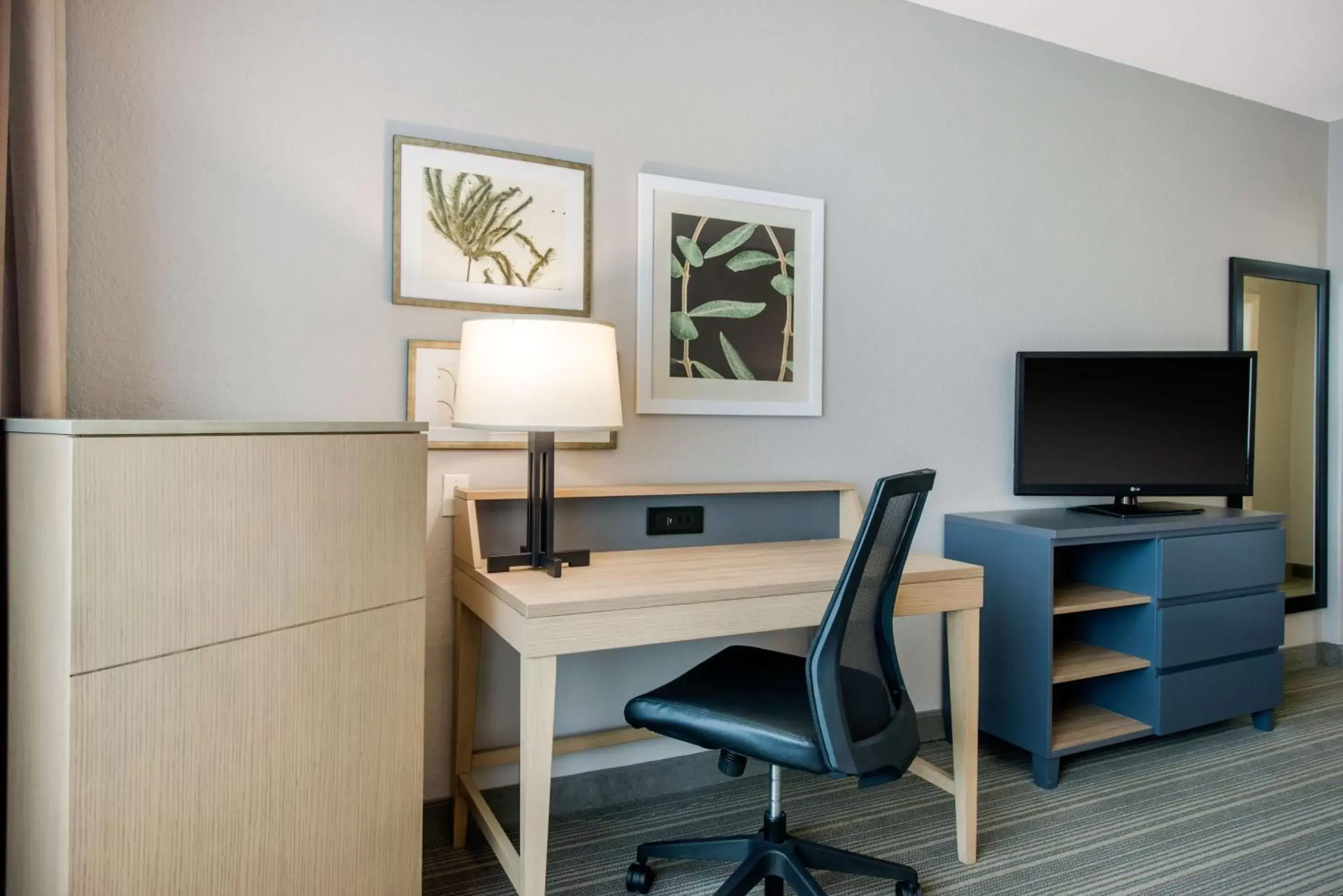 Photo of the whole room, TV/Entertainment Center in Country Inn & Suites by Radisson, Port Canaveral, FL