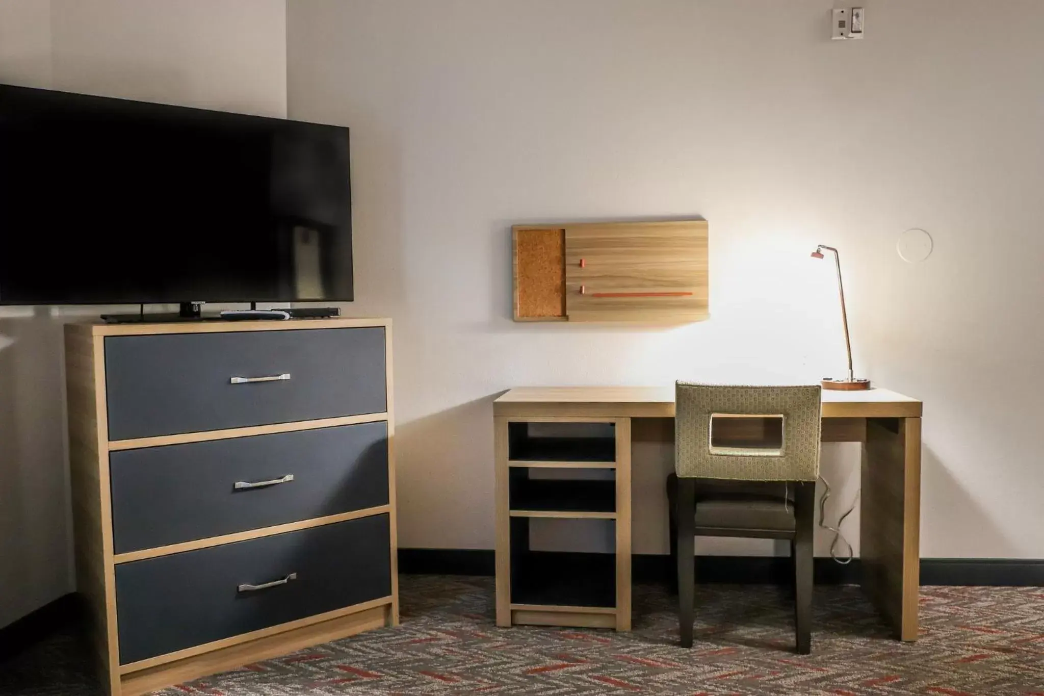 Photo of the whole room, TV/Entertainment Center in Candlewood Suites Richmond Airport, an IHG Hotel