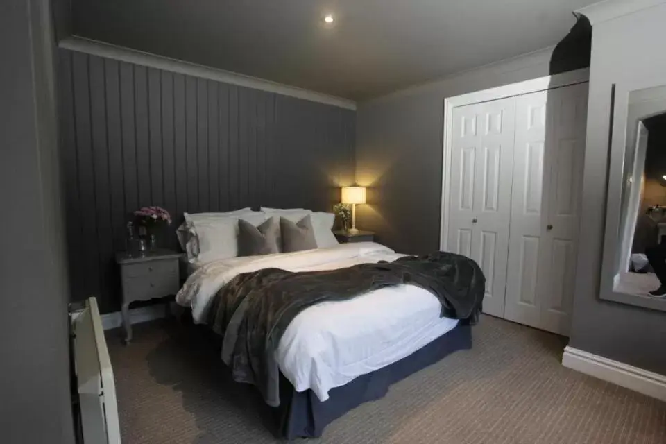 Bathroom, Bed in The Old Talbot Hotel Milton Keynes