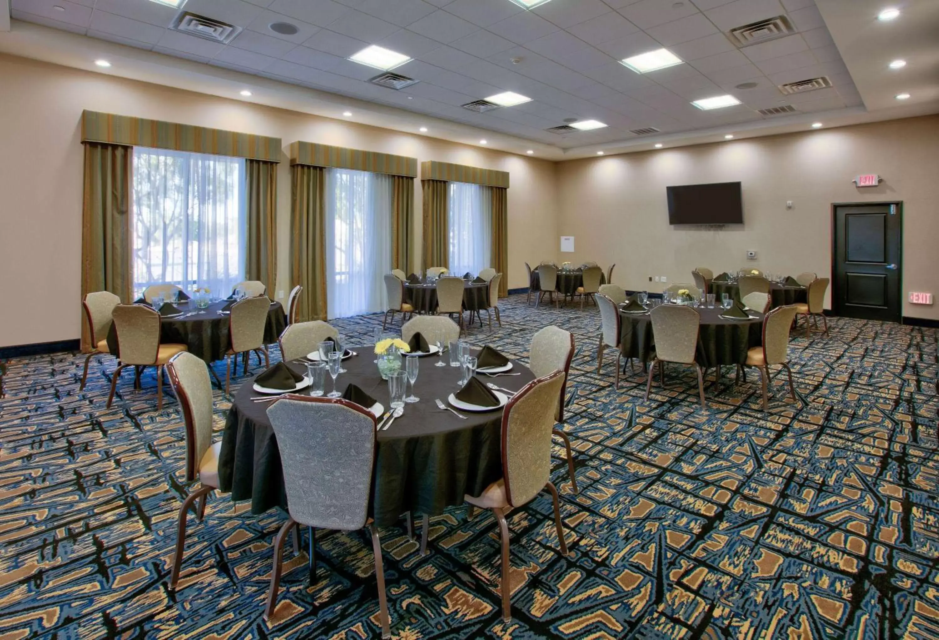 Meeting/conference room, Restaurant/Places to Eat in La Quinta Inn & Suites by Wyndham Lubbock Southwest