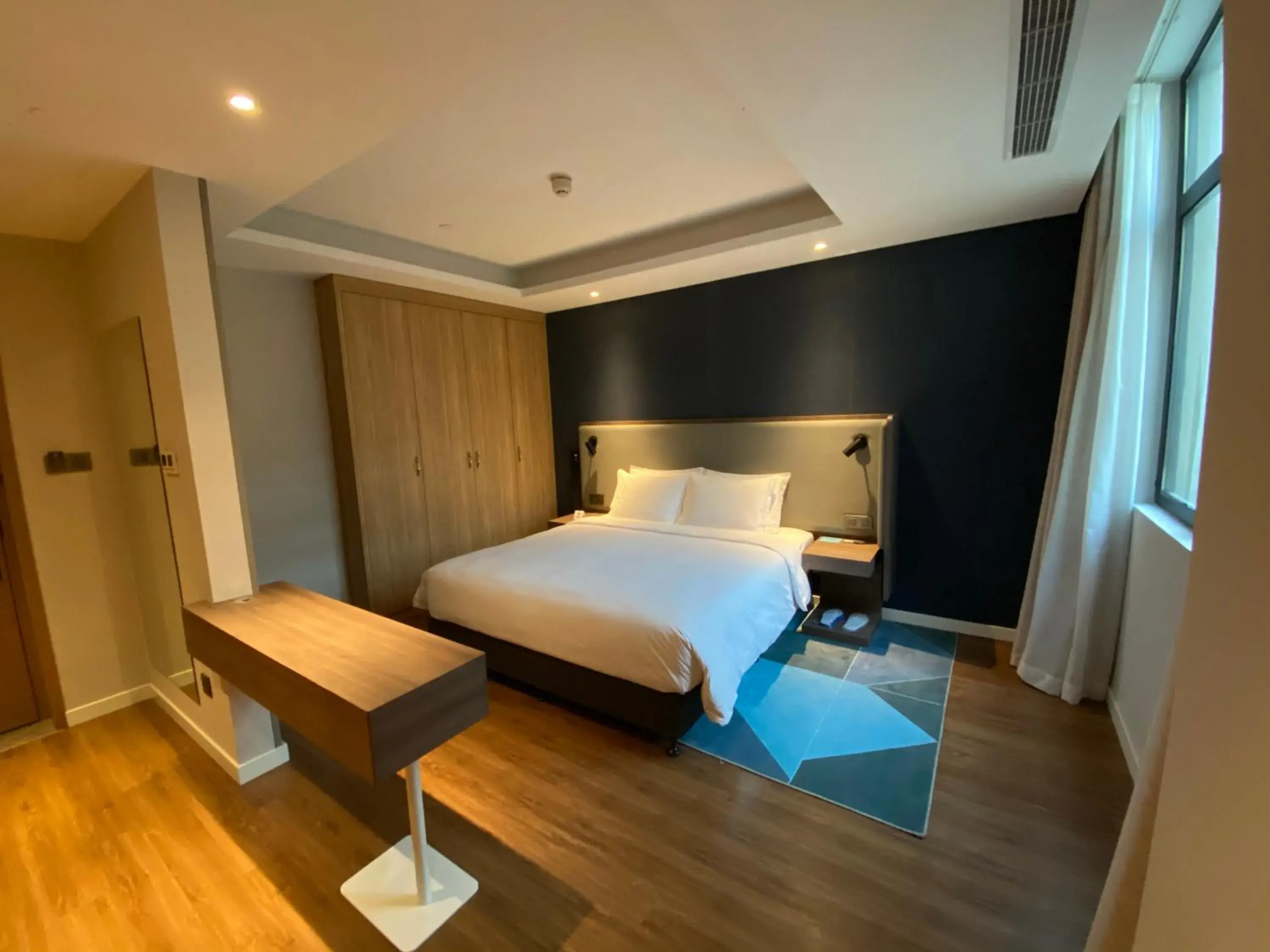 Bed in HOLIDAY INN EXPRESS SHANGHAI HONGQIAO NORTH