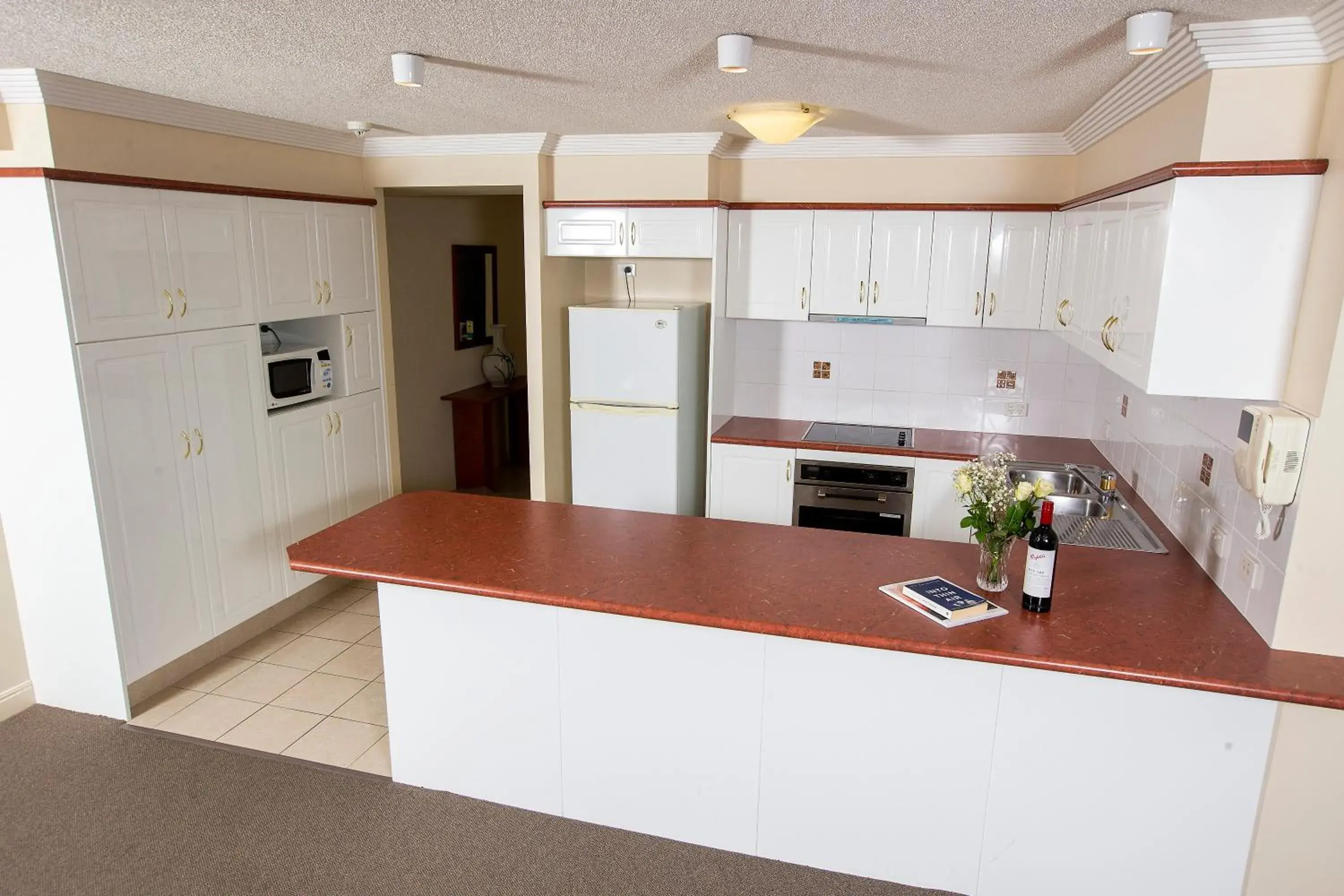 kitchen, Kitchen/Kitchenette in Springwood Tower Apartment Hotel