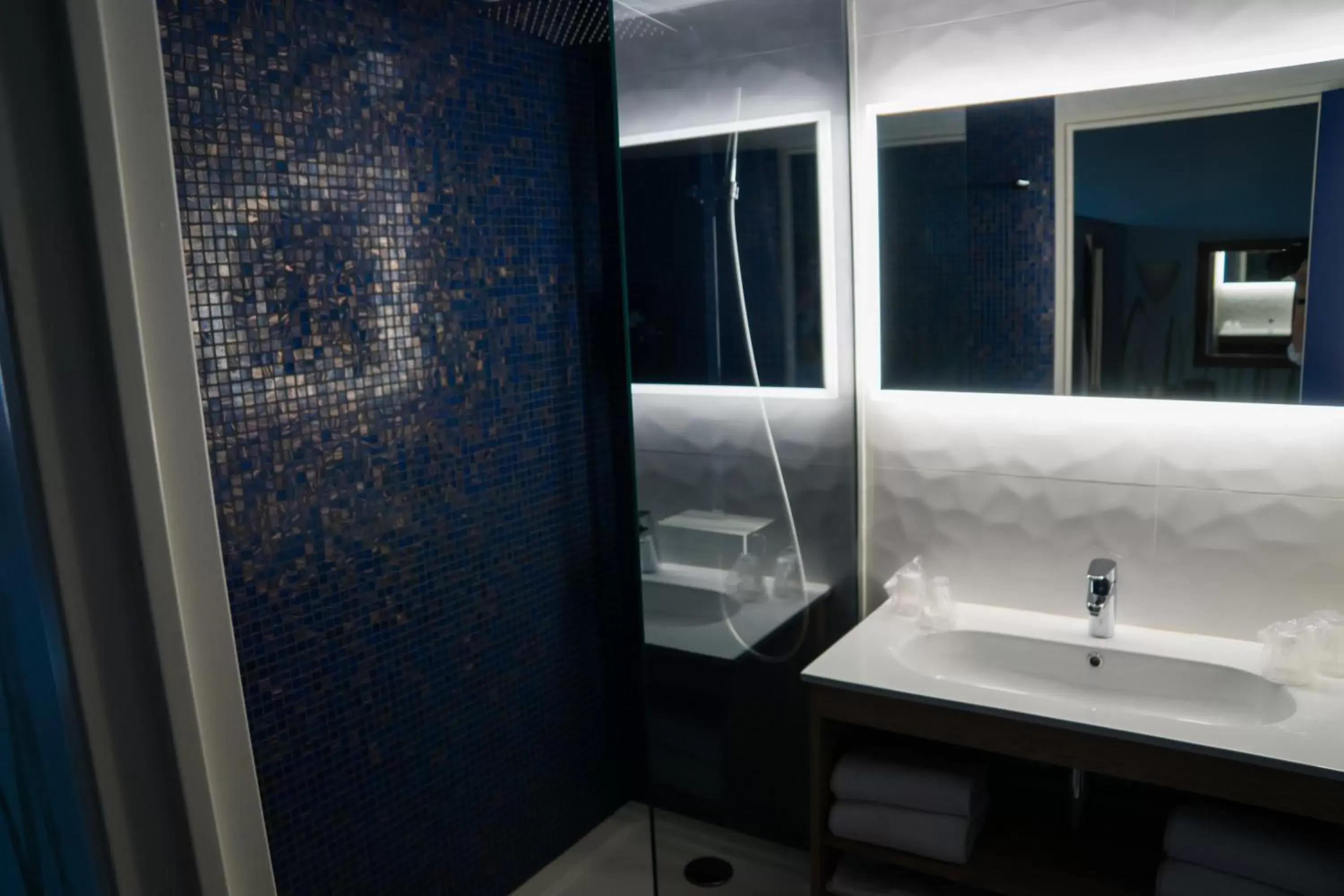 Bathroom in Explorers Hotel Marne-la-Vallée