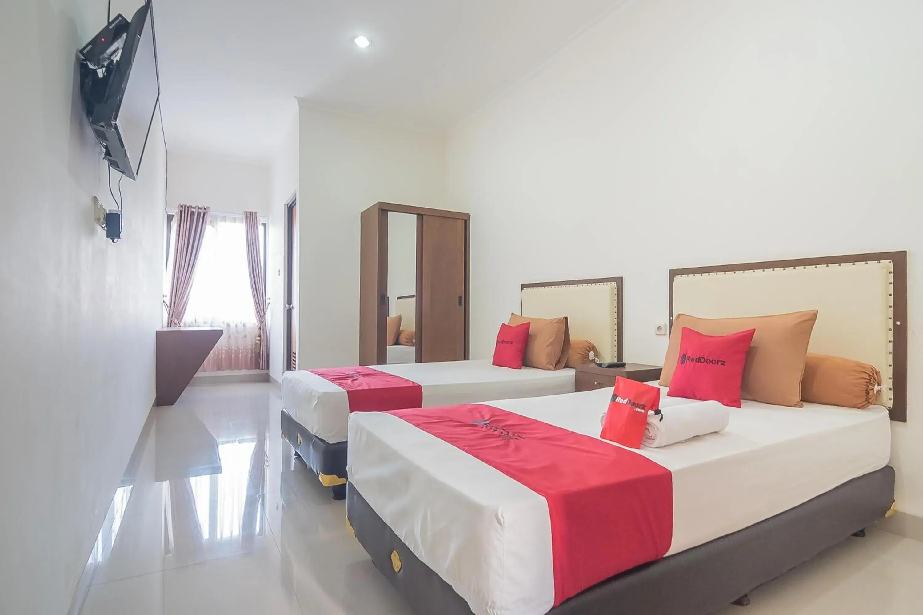 Bedroom, Bed in RedDoorz Syariah @ Sarongge Cianjur