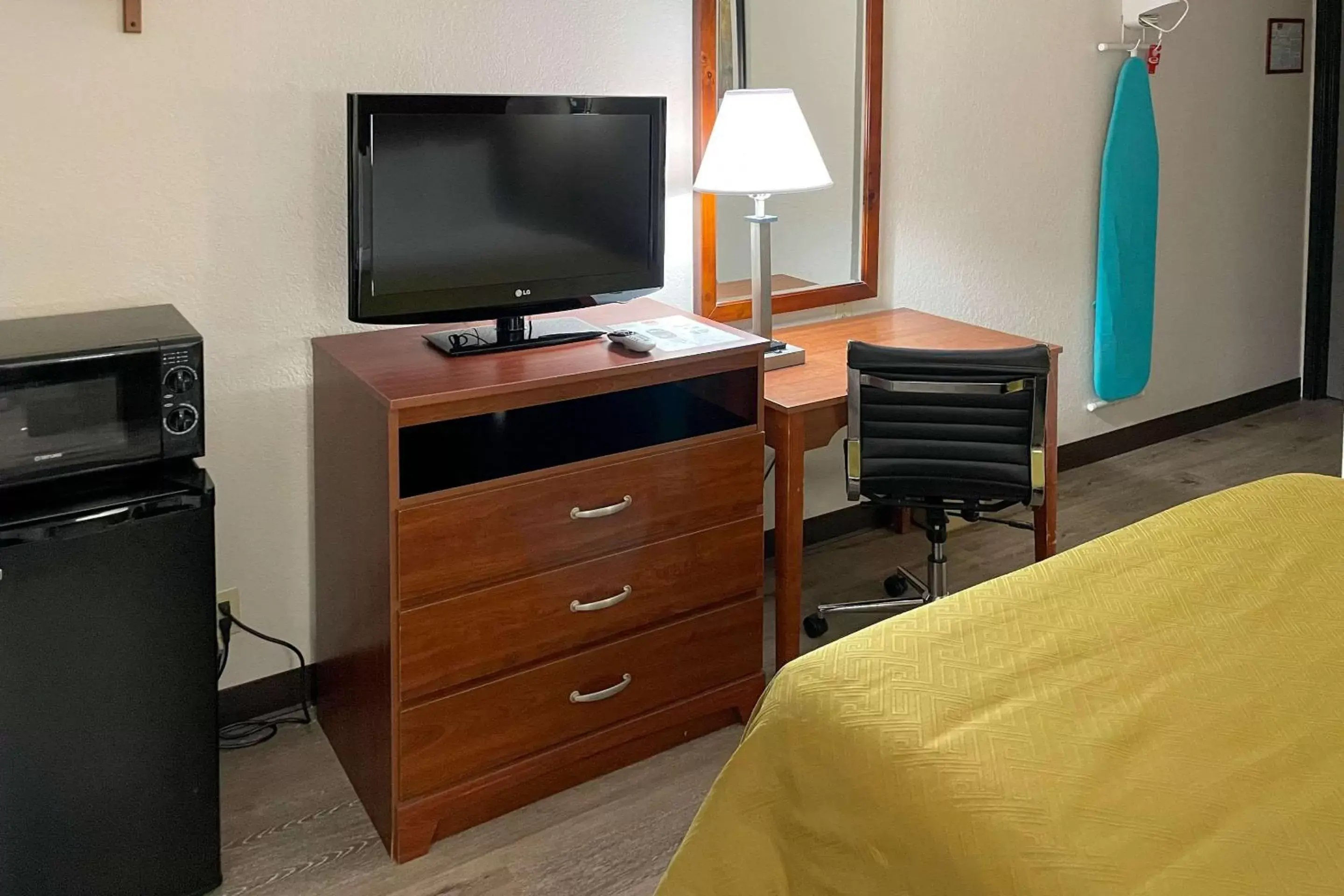 Bedroom, TV/Entertainment Center in Econo Lodge Cartersville-Emerson Lake Point