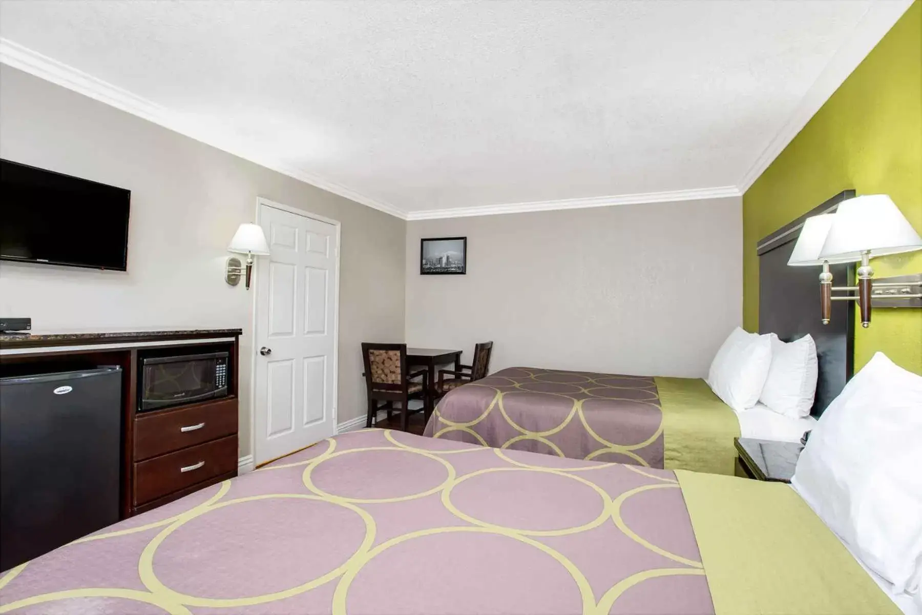 Bed in Super 8 By Wyndham Inglewood/LAX