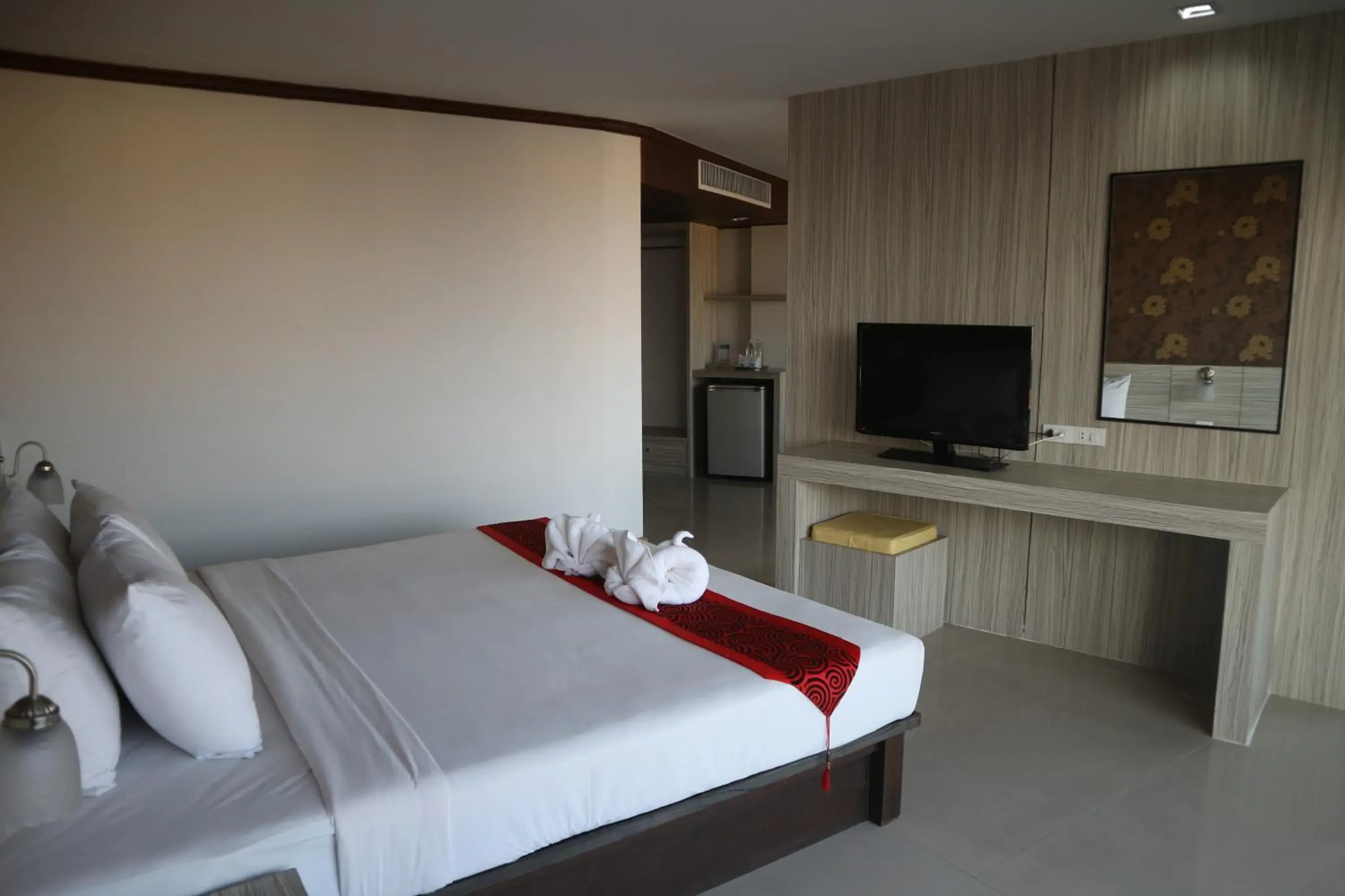 TV and multimedia, Bed in Welcome Plaza Hotel Pattaya