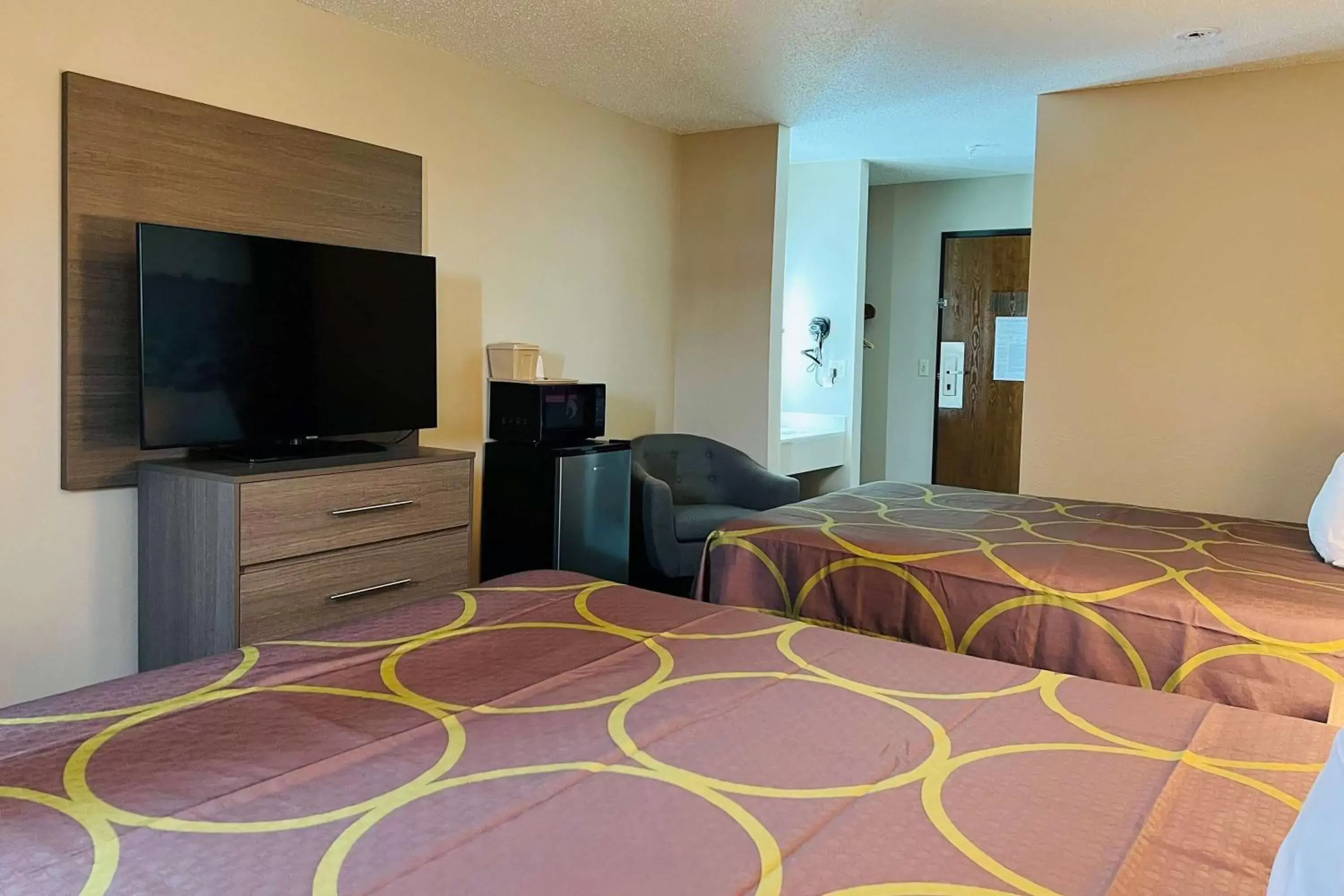 Bedroom, Bed in Super 8 by Wyndham Pratt Bedroom, Bed in Super 8 by Wyndham Pratt