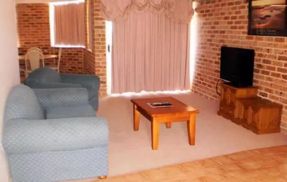 Living room in Lake Haven Motor Inn