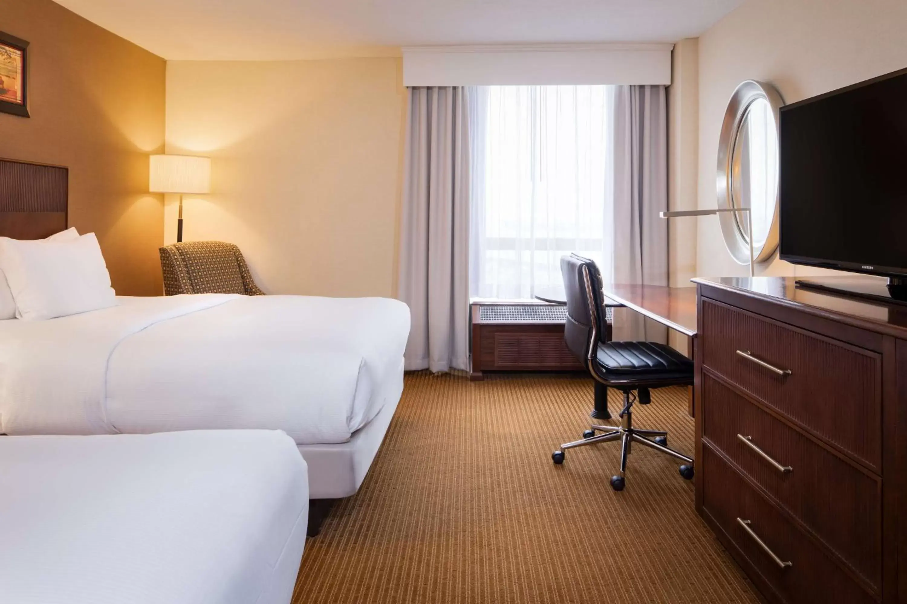 Bedroom, TV/Entertainment Center in DoubleTree by Hilton Philadelphia Airport