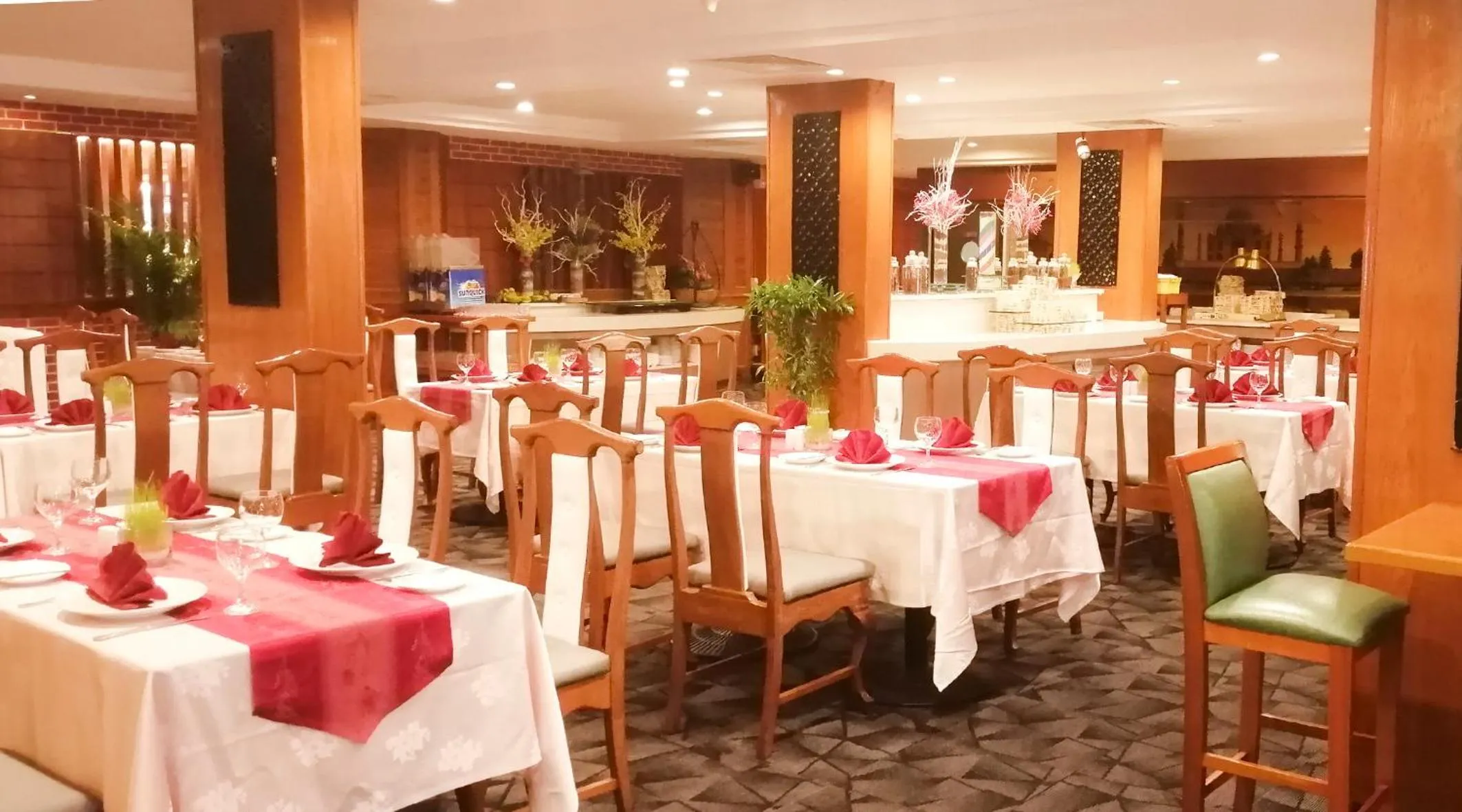 Restaurant/places to eat in Ramana Saigon Hotel