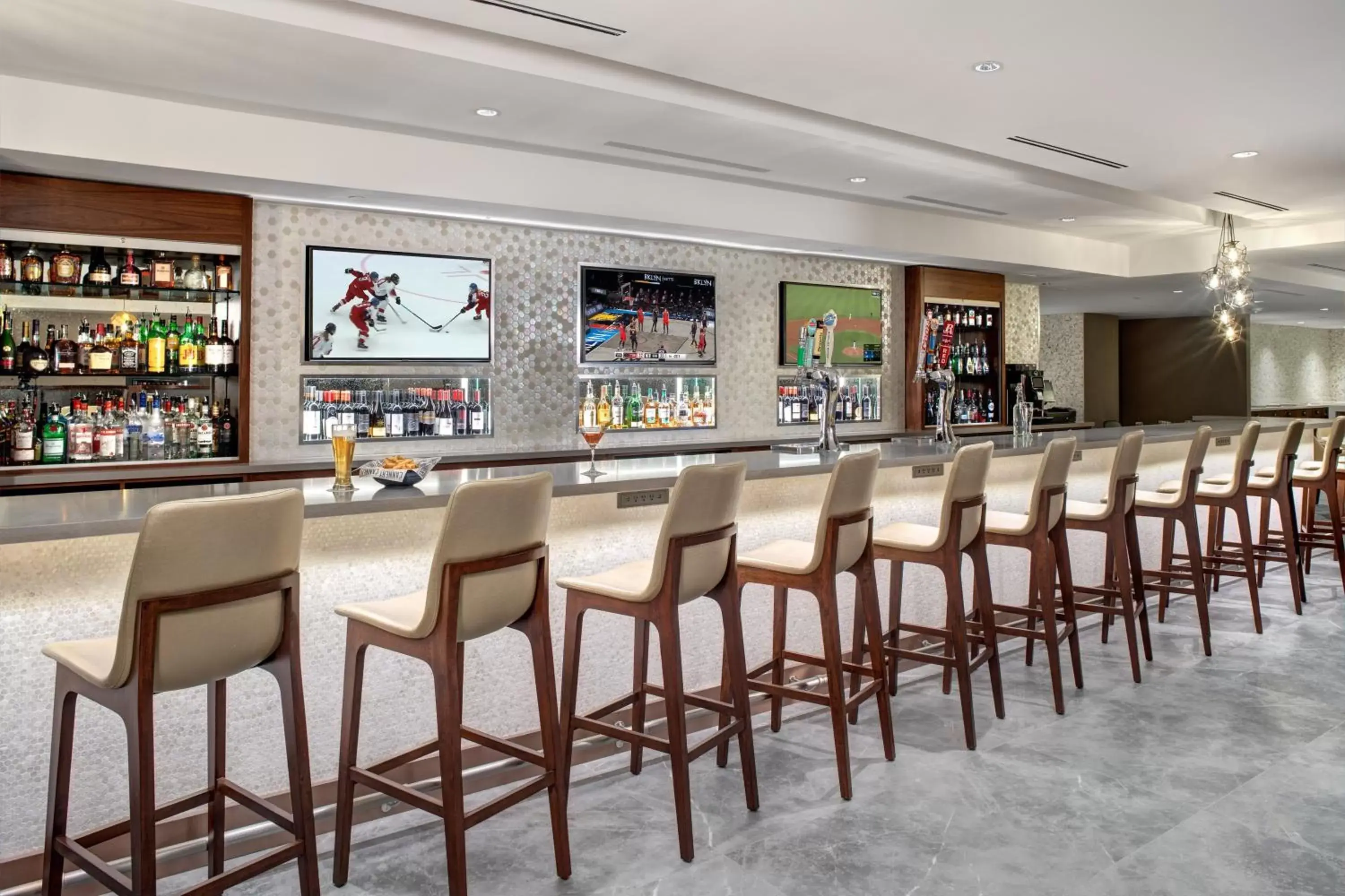 Restaurant/places to eat, Lounge/Bar in Crowne Plaza Toronto Airport, an IHG Hotel