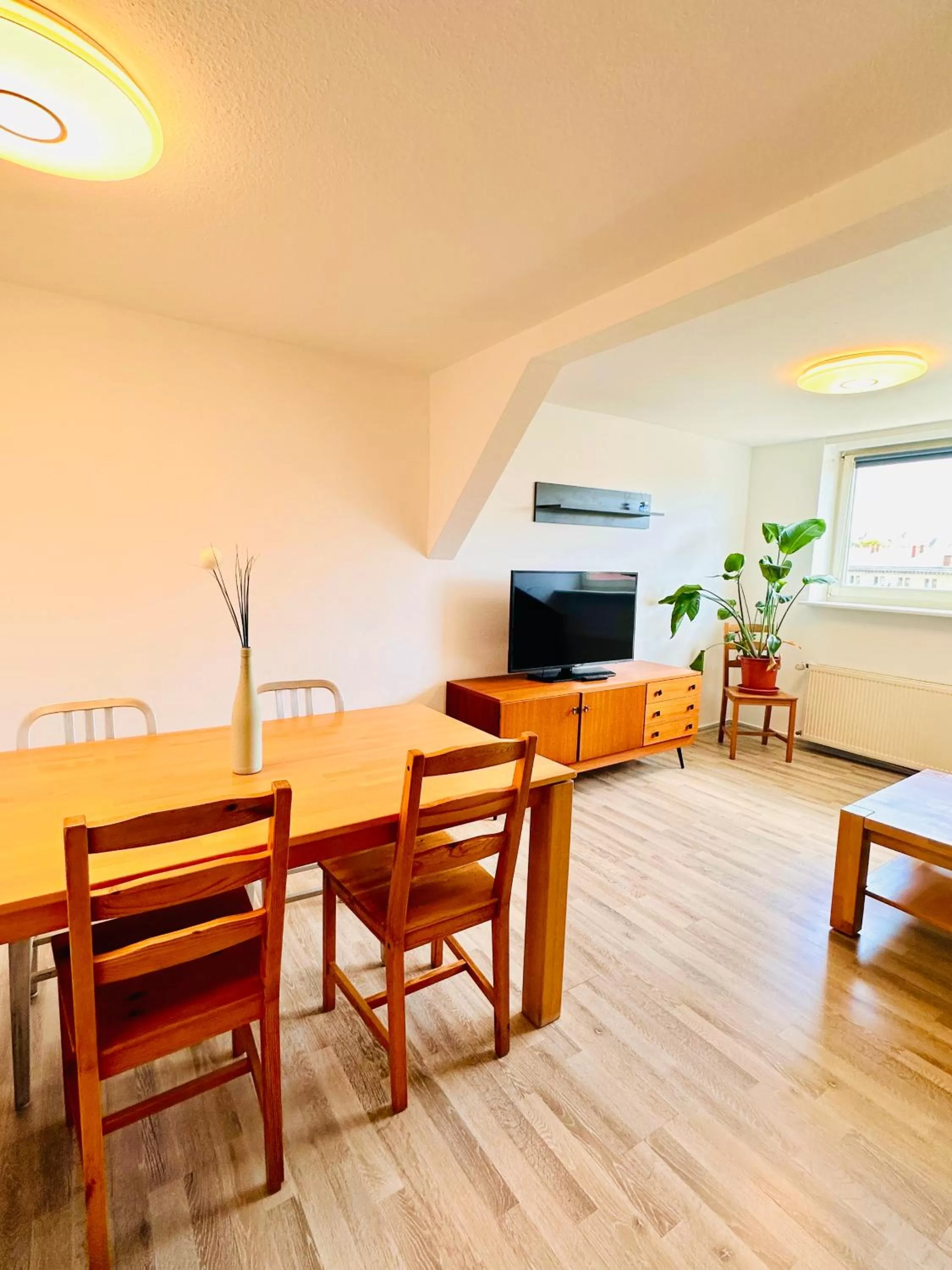 Dining Area in Saale, Marktplatz Zentrum, Apartmenthaus am Dom von Plant Room