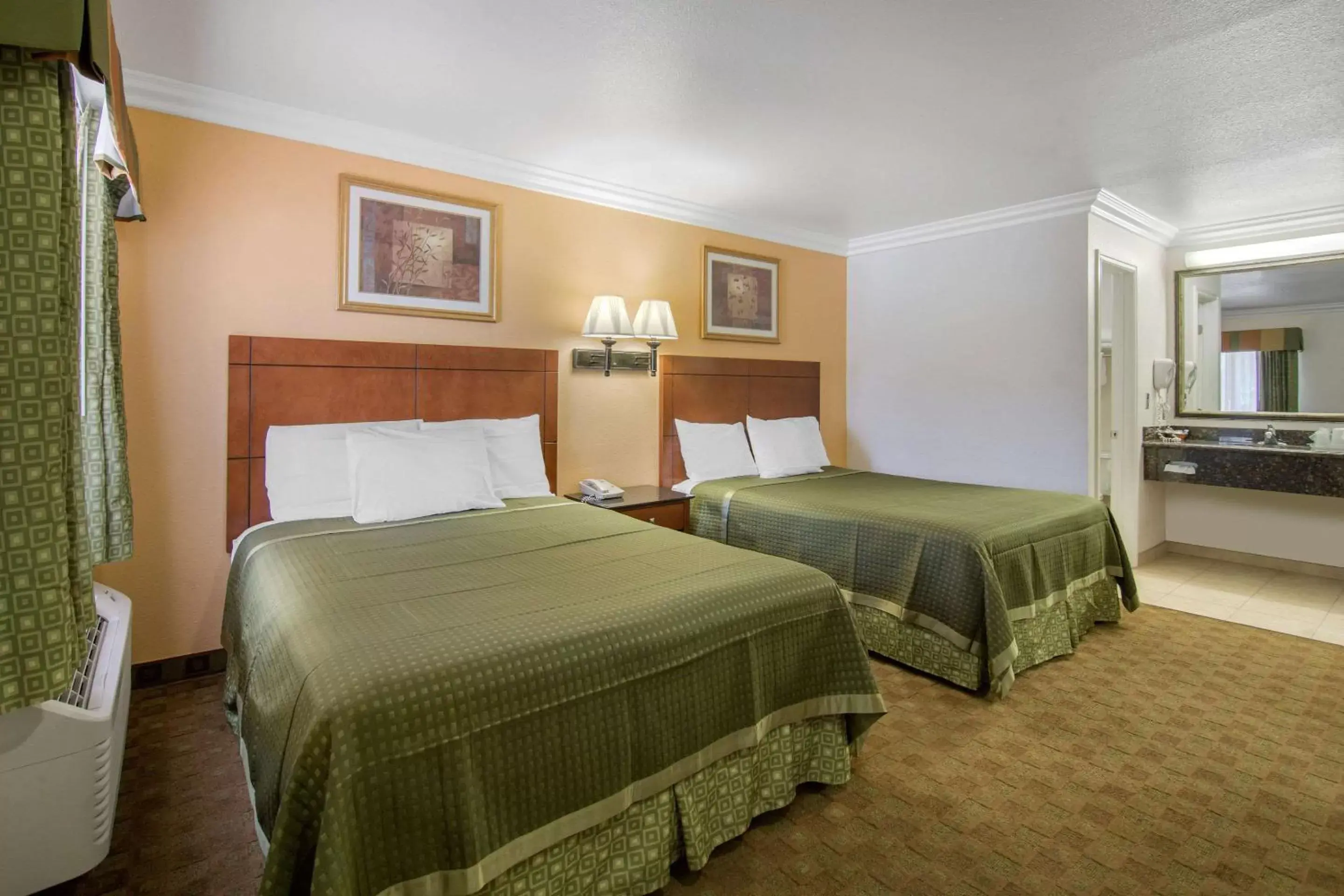 Photo of the whole room, Bed in Rodeway Inn Adelanto US 395