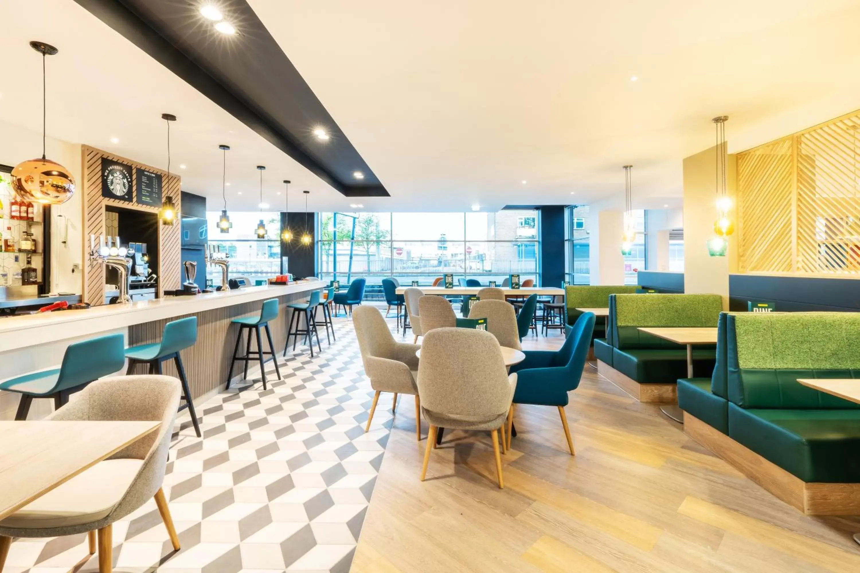 Lounge or bar, Restaurant/Places to Eat in Holiday Inn Stevenage, an IHG Hotel