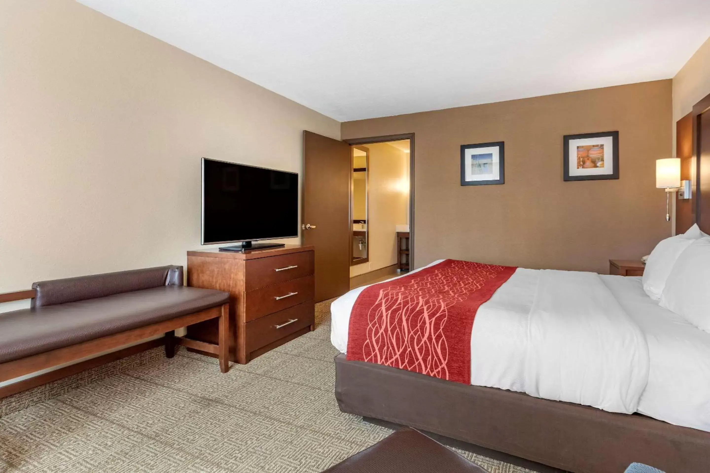 Photo of the whole room, TV/Entertainment Center in Comfort Inn City of Natural Lakes