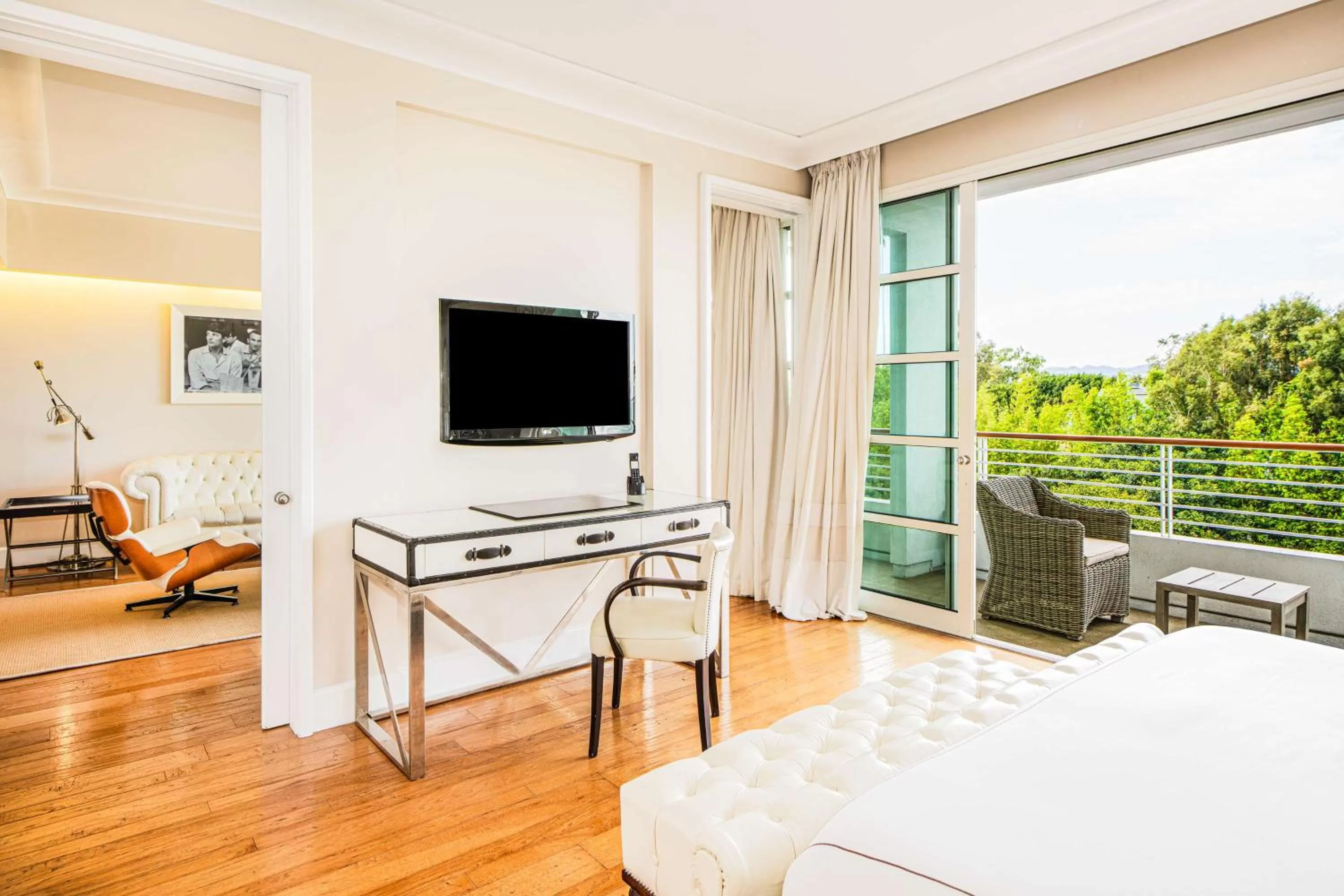 Bed in Cameo Beverly Hills